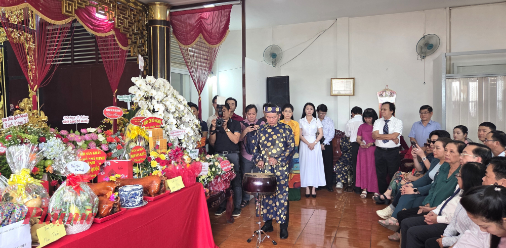 Nghi thức đánh trống khai lễ.