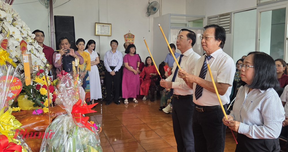 Giám đốc Sở Văn hóa và Thể thao TPHCM Trần Thế Thuận, Chủ tịch Hội Sân khấu TPHCM Trần Ngọc Giàu và Phó trưởng Ban Tuyên giáo và Dân vận Thành ủy TPHCM Đinh Thị Thanh Thủy