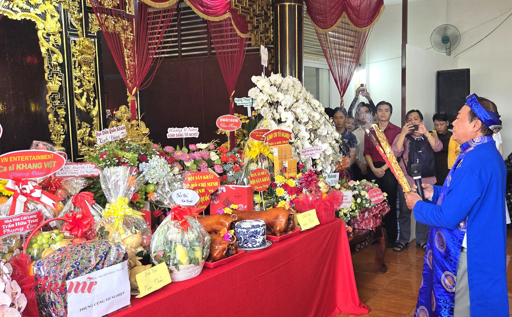 NSND Hữu Danh, Phó trưởng Ban Ái hữu nghệ sĩ Thành phố thực hiện nghi thức khấn tổ