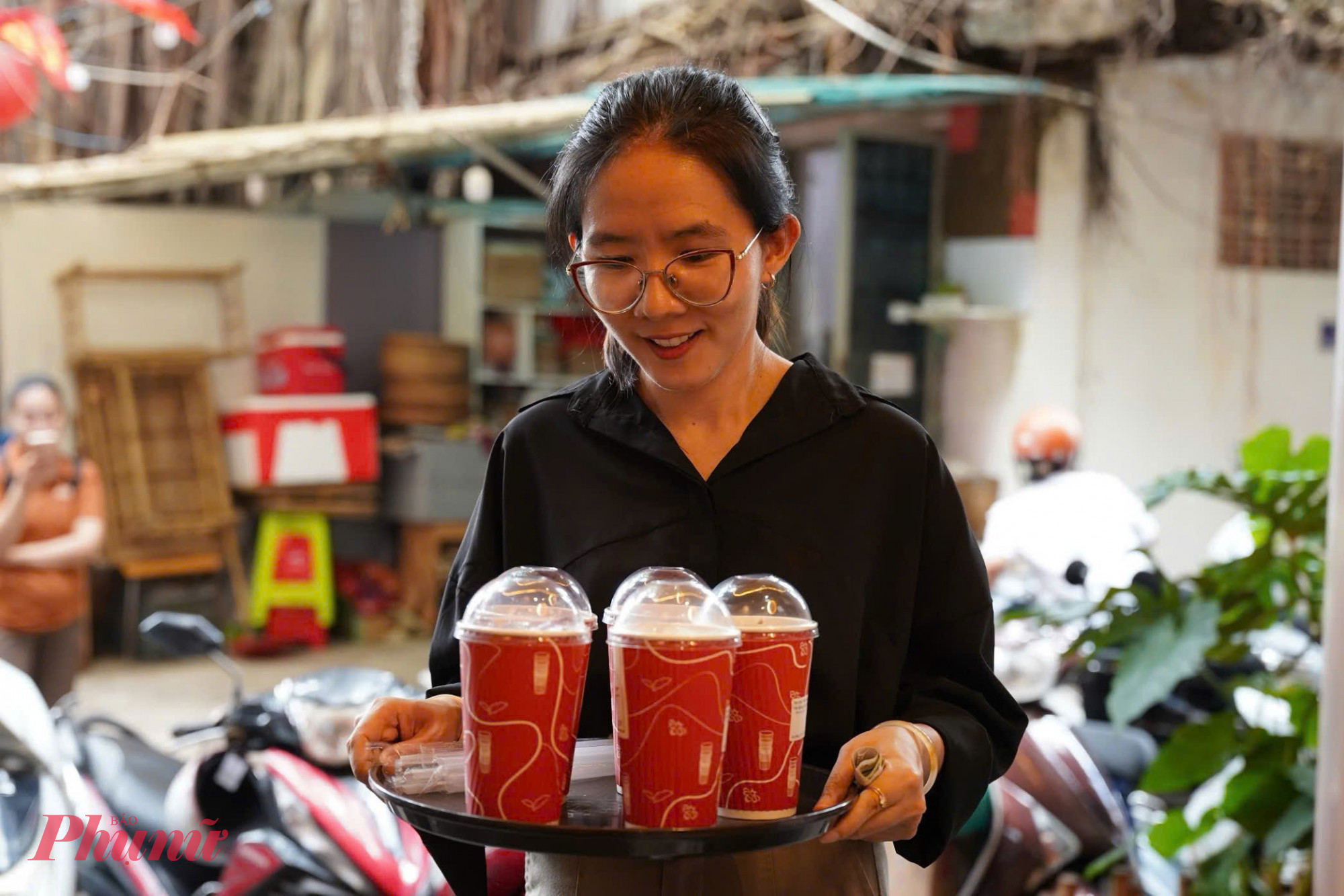Dù tọa lạc tại vị trí trung tâm đắc địa nhưng giá nước tại Tea Joy rất phải chăng, giao động từ 29 - 60 ngàn đồng/ly. Menu đa dạng từ như: cà phê, các loại trà trái cây, trà sữa... - Ảnh: Nguyễn Quang