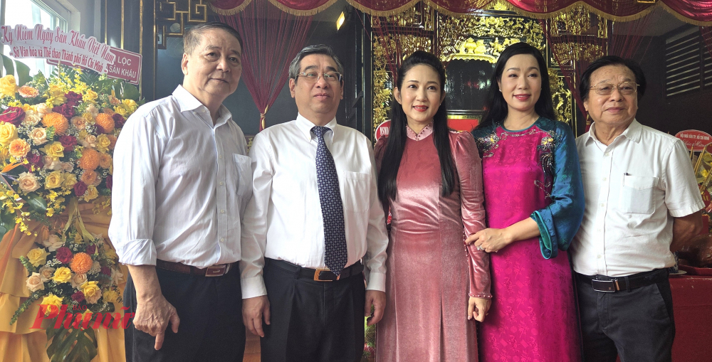 Từ phải sang: 