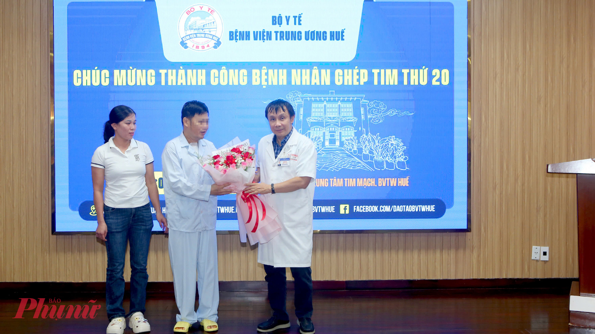 Tặng hoa chúc mừng bệnh nhân trong ngày ra viện