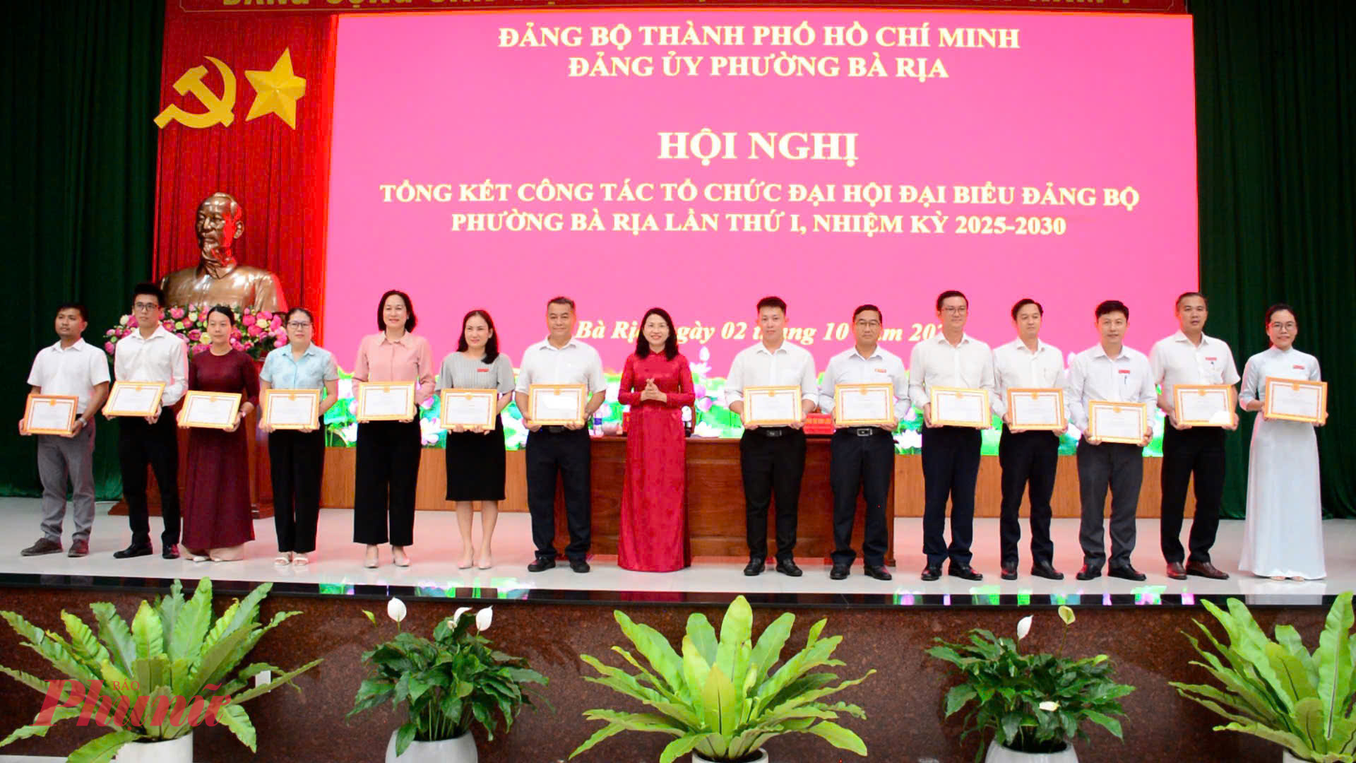 Dịp này, Đảng ủy phường Bà Rịa đã khen thưởng 4 tập thể, 17 cá nhân có thành tích xuất sắc trong công tác tổ chức Đại hội Đảng bộ phường lần thứ I.  