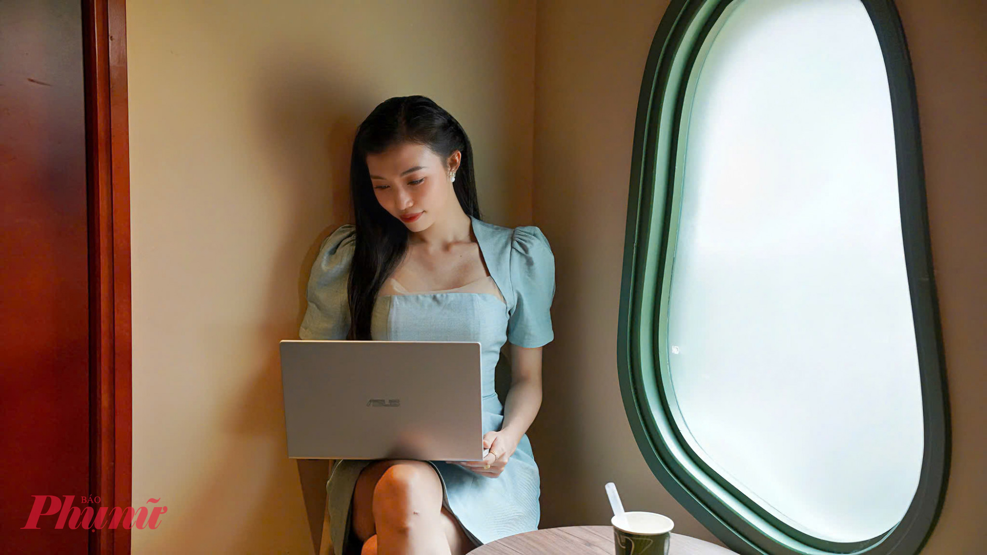 Bàn ghế tại quán rất đa dạng, đủ kích thước, phù hợp cho những người th