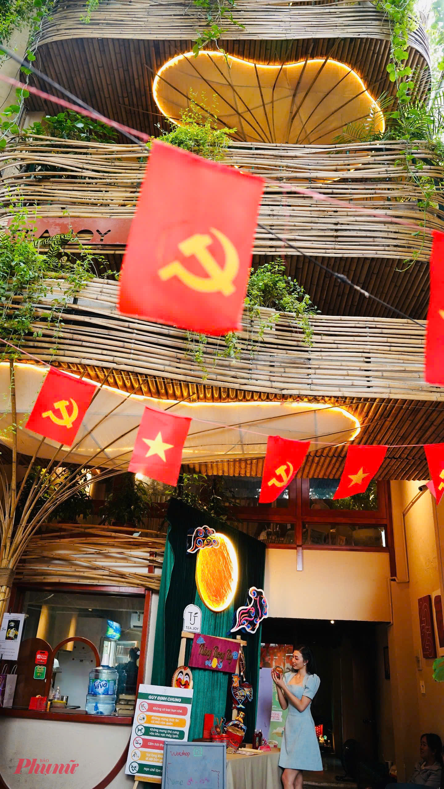 Tuy nằm ở khu vực trung tâm nhưng không gian quán rộng rãi, yên tĩnh. Đặc biệt, vách và trần của quán được trang trí bởi nhiều thân tre điểm xuyết những chậu cây xanh tạo nên không gian dễ chịu, mát mẻ - Ảnh: Nguyễn Quang