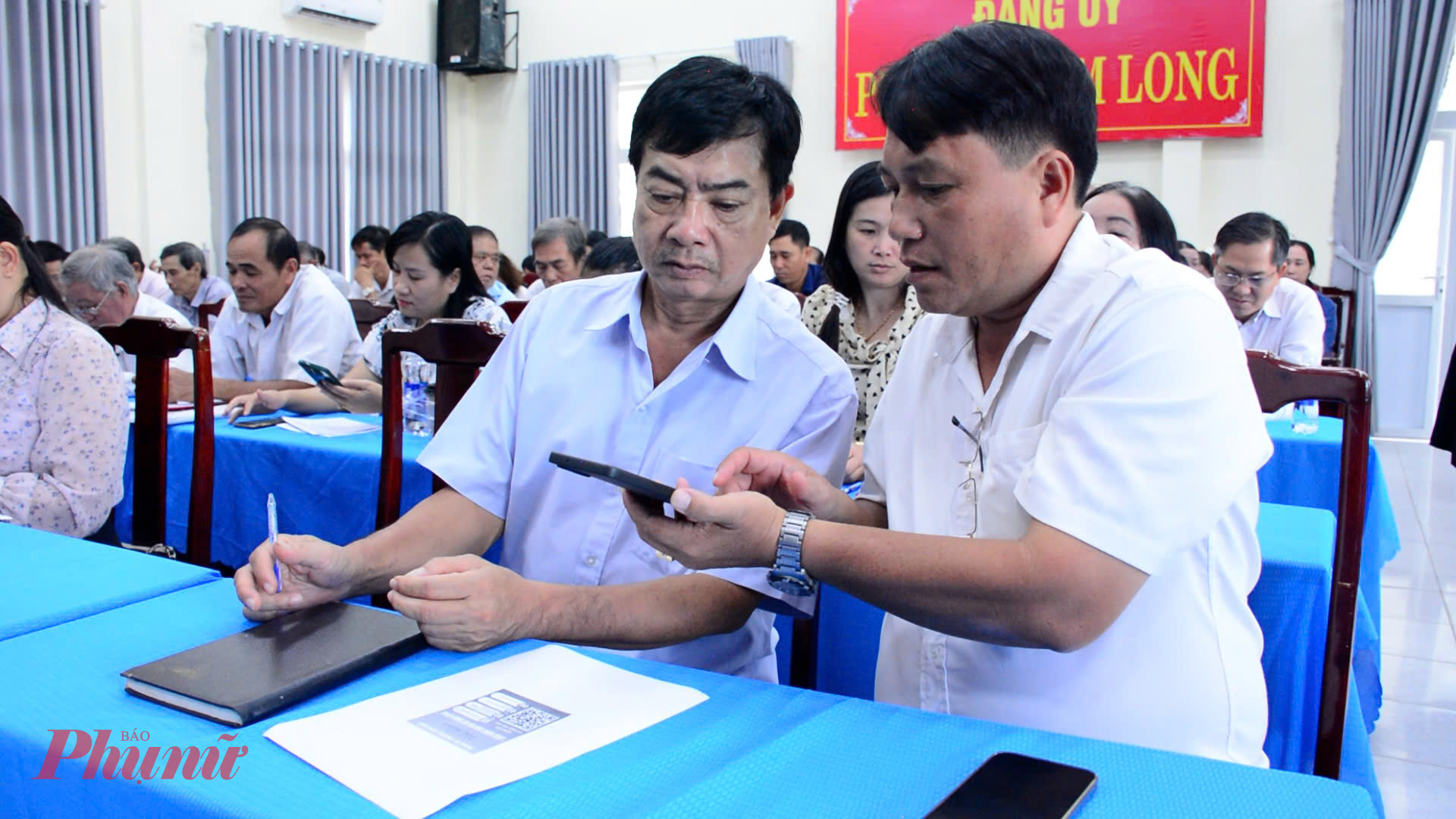 Đại biểu tham gia quét mã QR các ứng dụng 