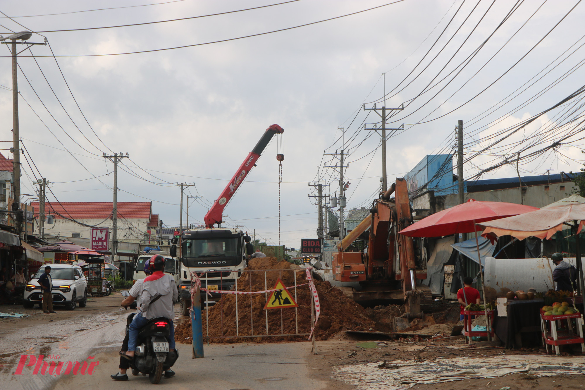 Ông Nguyễn Văn Nhân – Giám đốc Công ty TNHH Sông Lam cho hay, giai đoạn đầu thi công vướng nhiều trở ngại hạ tầng ngầm. “Hiện nay khó khăn đã tháo gỡ, chúng tôi sẽ huy động tối đa nhân lực, thiết bị để đẩy nhanh tiến độ. Các vấn đề thiếu biển báo, cọc tiêu, mất an toàn sẽ được khắc phục ngay,” ông Nhân nói.