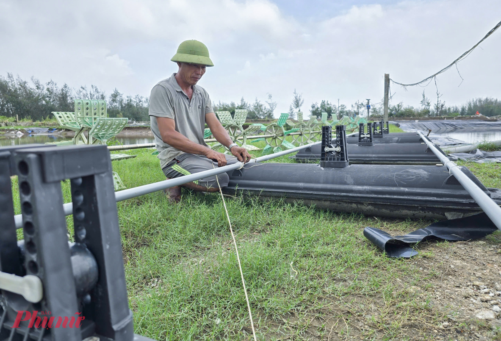 Tương tự, anh Lê Minh Thắng (48 tuổi, trú xóm 5) cũng mất trắng 2 hồ tôm và 2 hồ cá trong 2 cơn bão số 5 và số 10 vừa qua. “Nuôi tôm như đánh bạc, bão lũ thế này càng cố càng thêm nợ chồng nợ” - ông Thắng chua chát nói.
