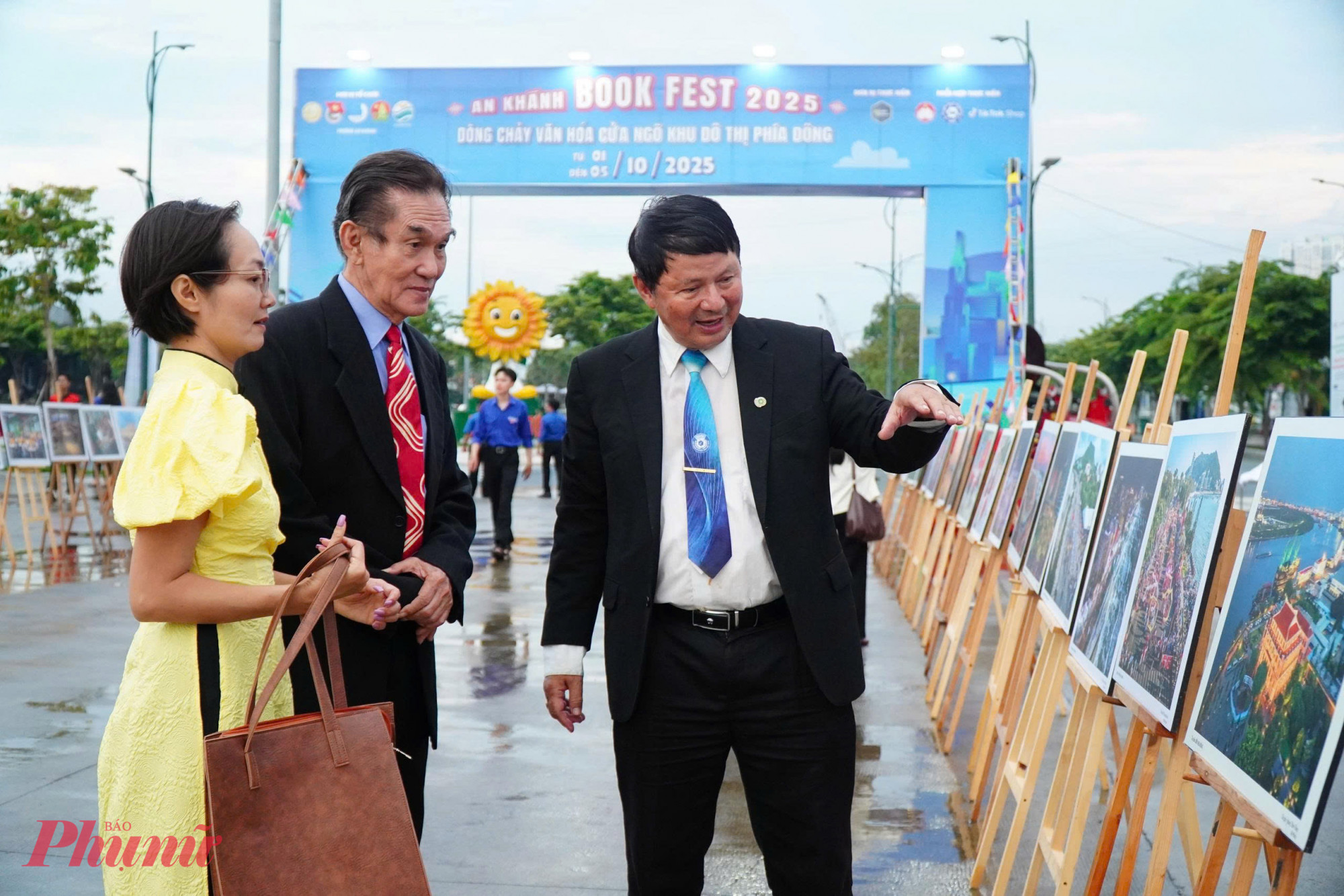 Tại khu vực triển lãm, Đại tá – Nghệ sĩ nhiếp ảnh Đoàn Hoài Trung, Chủ tịch Hội Nhiếp ảnh TPHCM, đã giới thiệu nhiều tác phẩm tiêu biểu phản ánh vẻ đẹp con người và nhịp sống đô thị. Sự kết hợp giữa ngôn từ và hình ảnh mang đến cho công chúng một “dòng chảy” văn hóa đa chiều, giàu cảm xúc. 