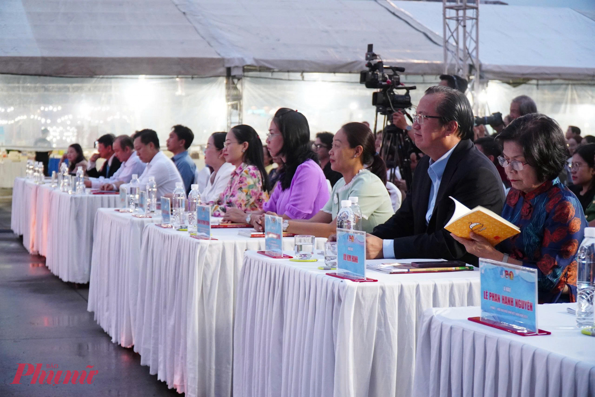 Khép lại ngày đầu tiên, trong không khí trang trọng và hân hoan, lễ khai mạc chính thức của An Khánh – Book Fest 2025 đã diễn ra với sự tham dự của lãnh đạo phường An Khánh, các đơn vị đồng hành và đông đảo bạn đọc. Khoảnh khắc này không chỉ đánh dấu khởi đầu của 5 ngày hội sách đầy cảm hứng, mà còn khẳng định Book Fest là nhịp đập văn hóa, nơi tri thức lan tỏa mạnh mẽ từ cửa ngõ đô thị phía Đông.