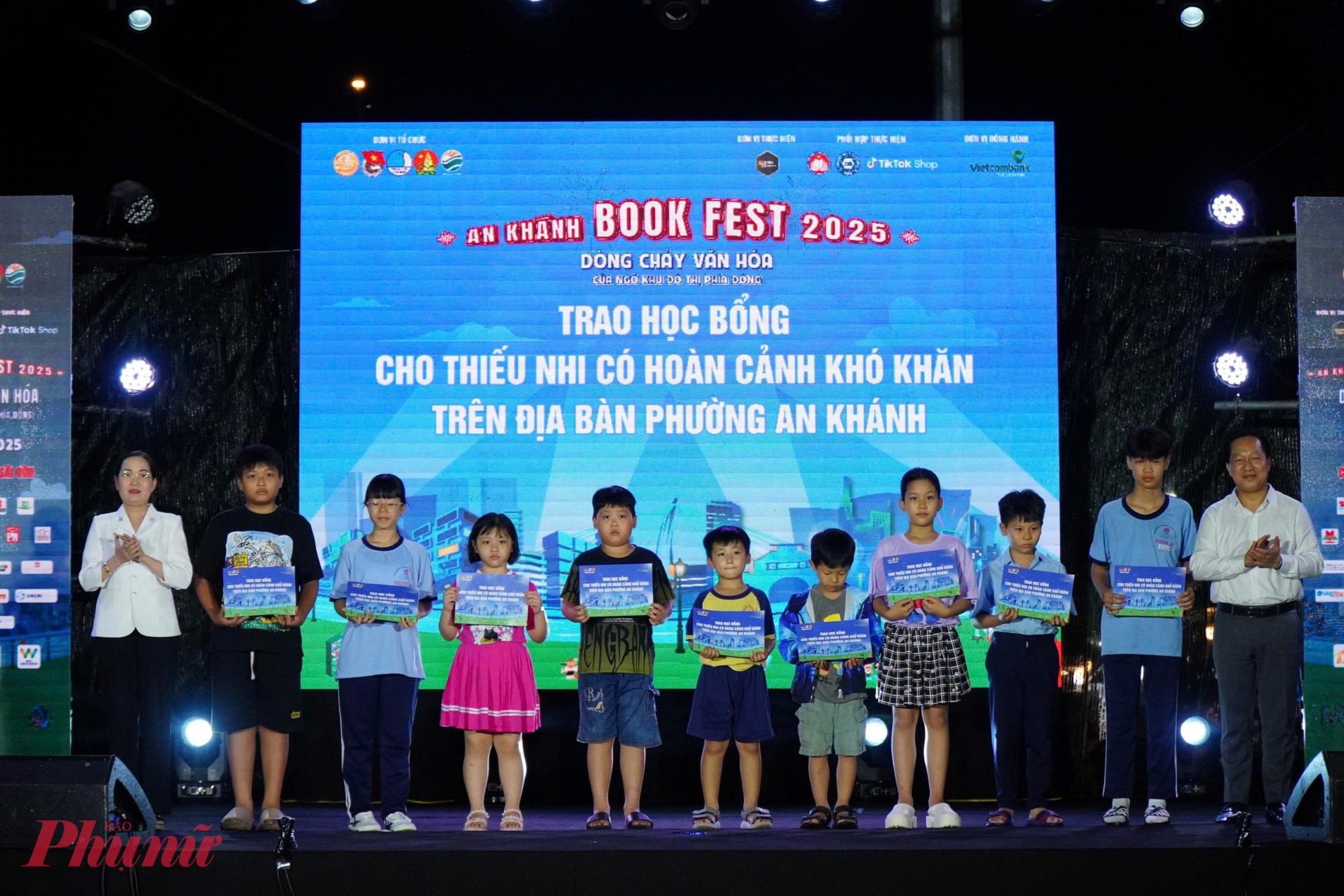 Điểm nhấn xúc động của lễ hội là trao học bổng cho học sinh có hoàn cảnh khó khăn. Những phần quà không chỉ là sự tiếp sức đến trường, mà còn là niềm tin vào tương lai từ chính sức mạnh của sách.
