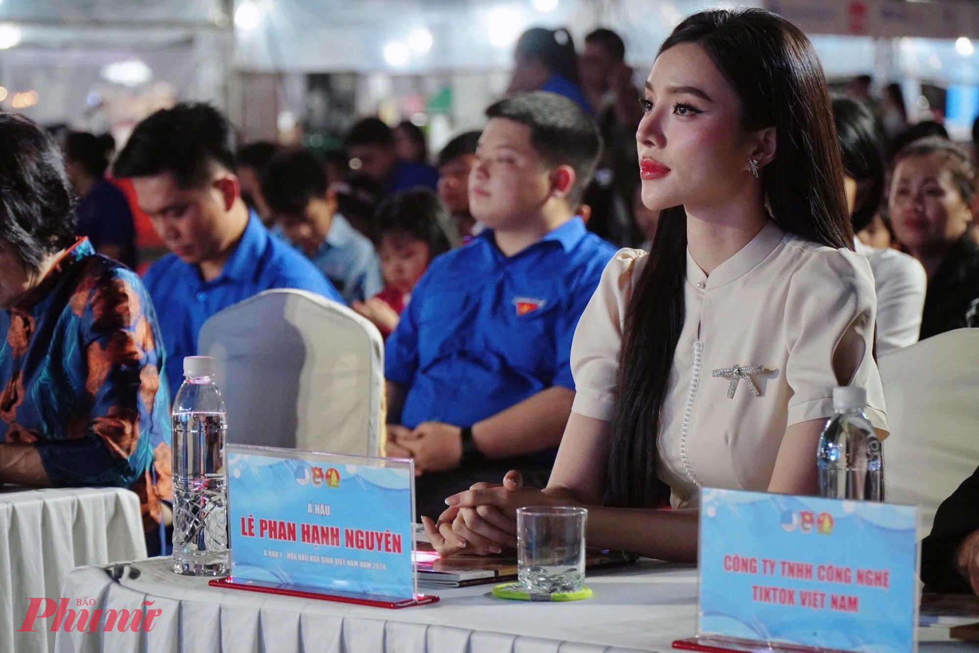 Sự góp mặt của Á hậu 1 – Lê Phan Hạnh Nguyên mang đến nét tươi mới cho Book Fest. Hình ảnh cô cùng các bạn trẻ tham gia lễ hội trở thành thông điệp: cái đẹp của tri thức và văn hóa luôn song hành cùng cái đẹp của tâm hồn.