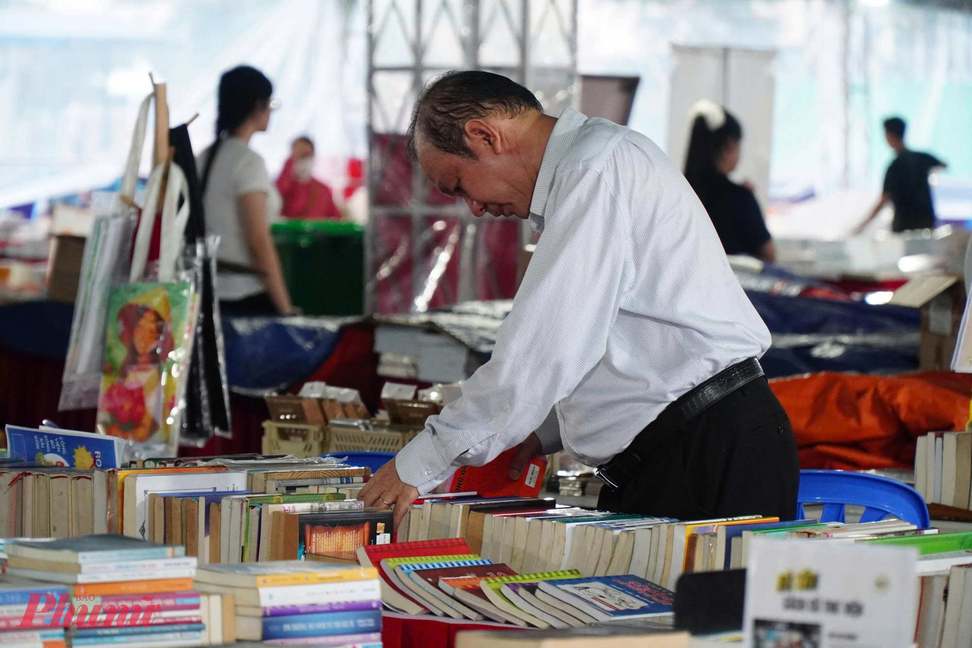 Khu vực trưng bày sách trở thành điểm nhấn đặc biệt của lễ hội. Hơn 20 nhà xuất bản uy tín như Kim Đồng, Nhã Nam, Saigon Books, Alpha Books… đã mang đến hàng trăm ngàn đầu sách đa dạng thể loại: từ văn học thiếu nhi, truyện tranh, kỹ năng sống, khoa học – công nghệ cho đến sách nghiên cứu, kinh doanh và khởi nghiệp.