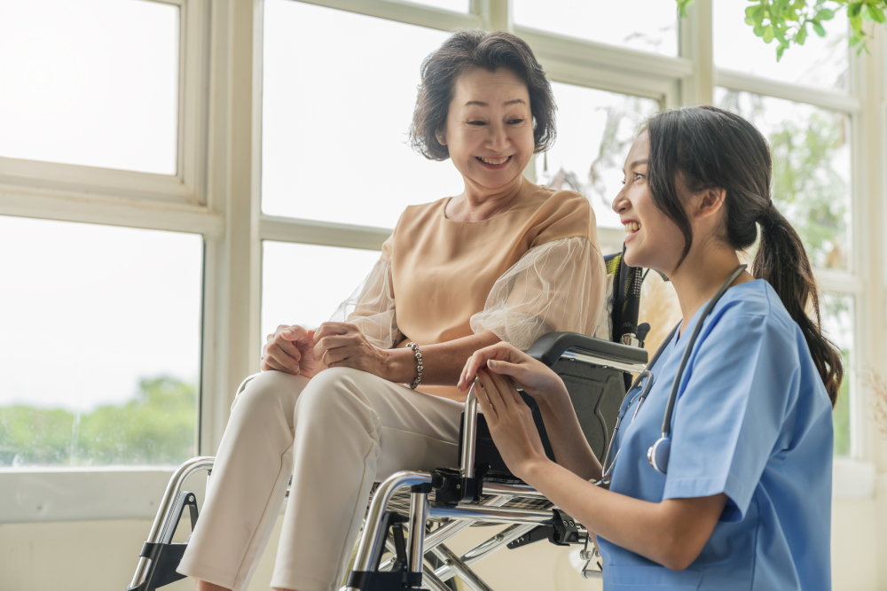 Chăm sóc người cao tuổi phải là sự chăm sóc hài hòa thể chất và tinh thần - Ảnh minh họa: Freepik