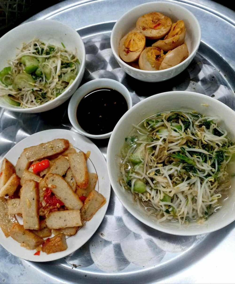 Bữa cơm với các món ăn của ngoại nầu