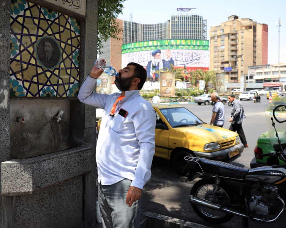 Một người đàn ông đang uống nước từ vòi nước công cộng ở Tehran vào tháng 7/2025, khi nhiệt độ lên tới 40