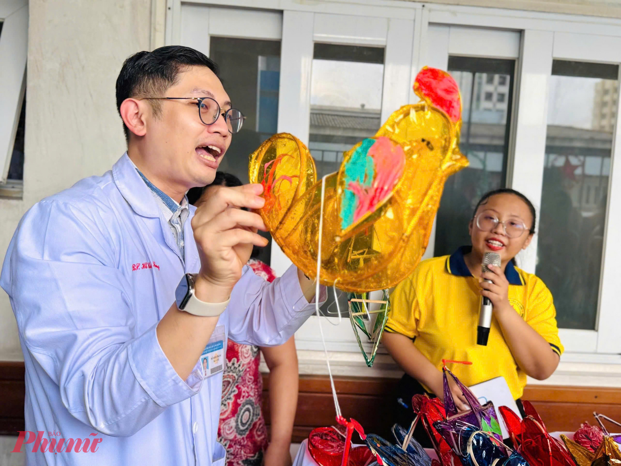 Cùng hào hứng chấm điểm trang trí lồng đèn với bác sĩ