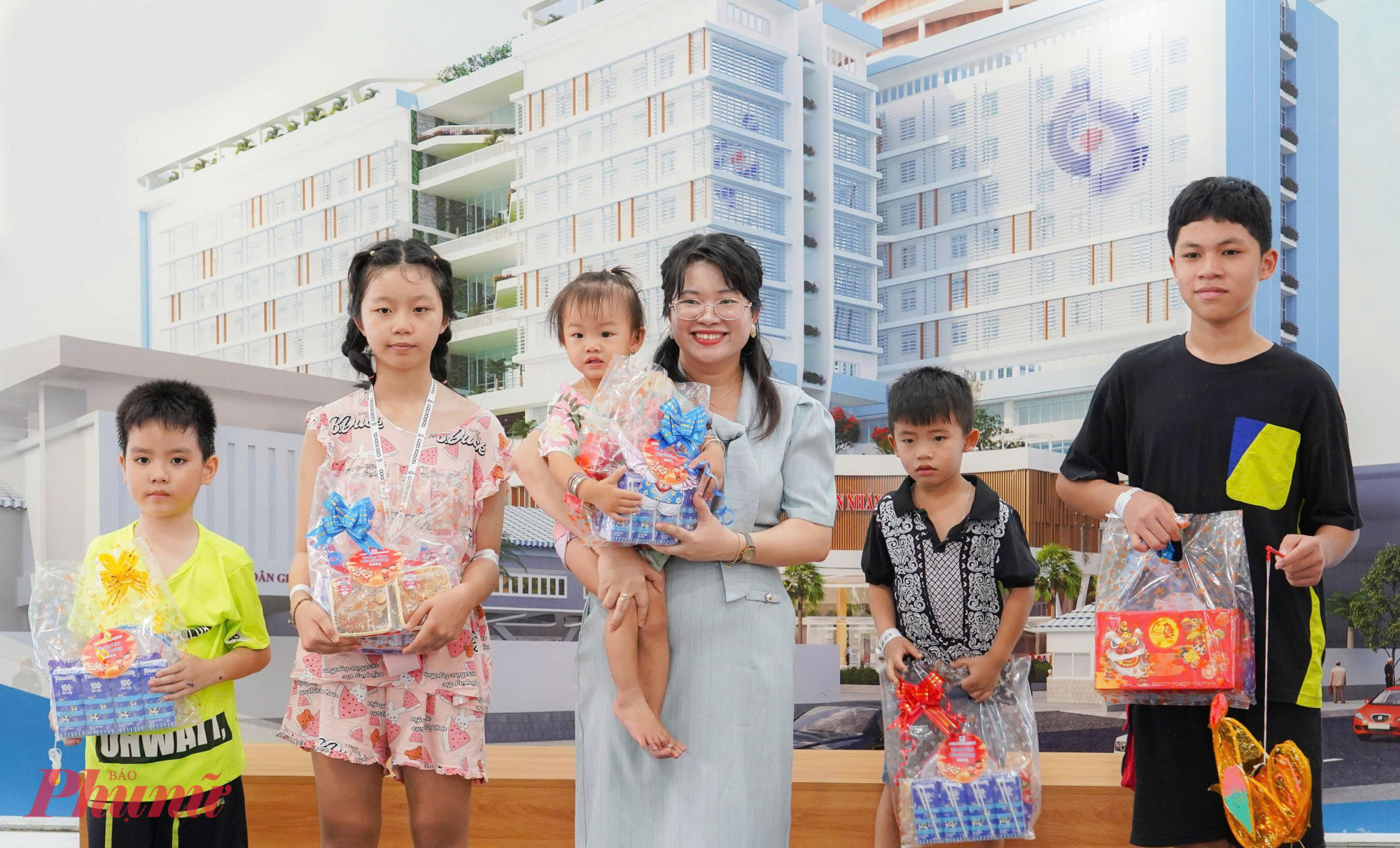 Thạc sĩ Hoàng Thị Bích Hạnh trao quà cho bệnh nhi trong chương trình 