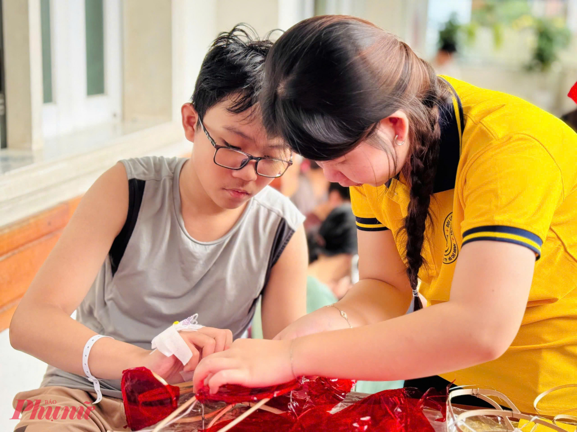 Tại hành lang của khoa Nhi Tổng hợp hội thi “Trang trí lồng đèn Trung thu” đã thu hút sự tham gia của khoảng 70 bệnh nhi, tình nguyện viên và nhân viên y tế