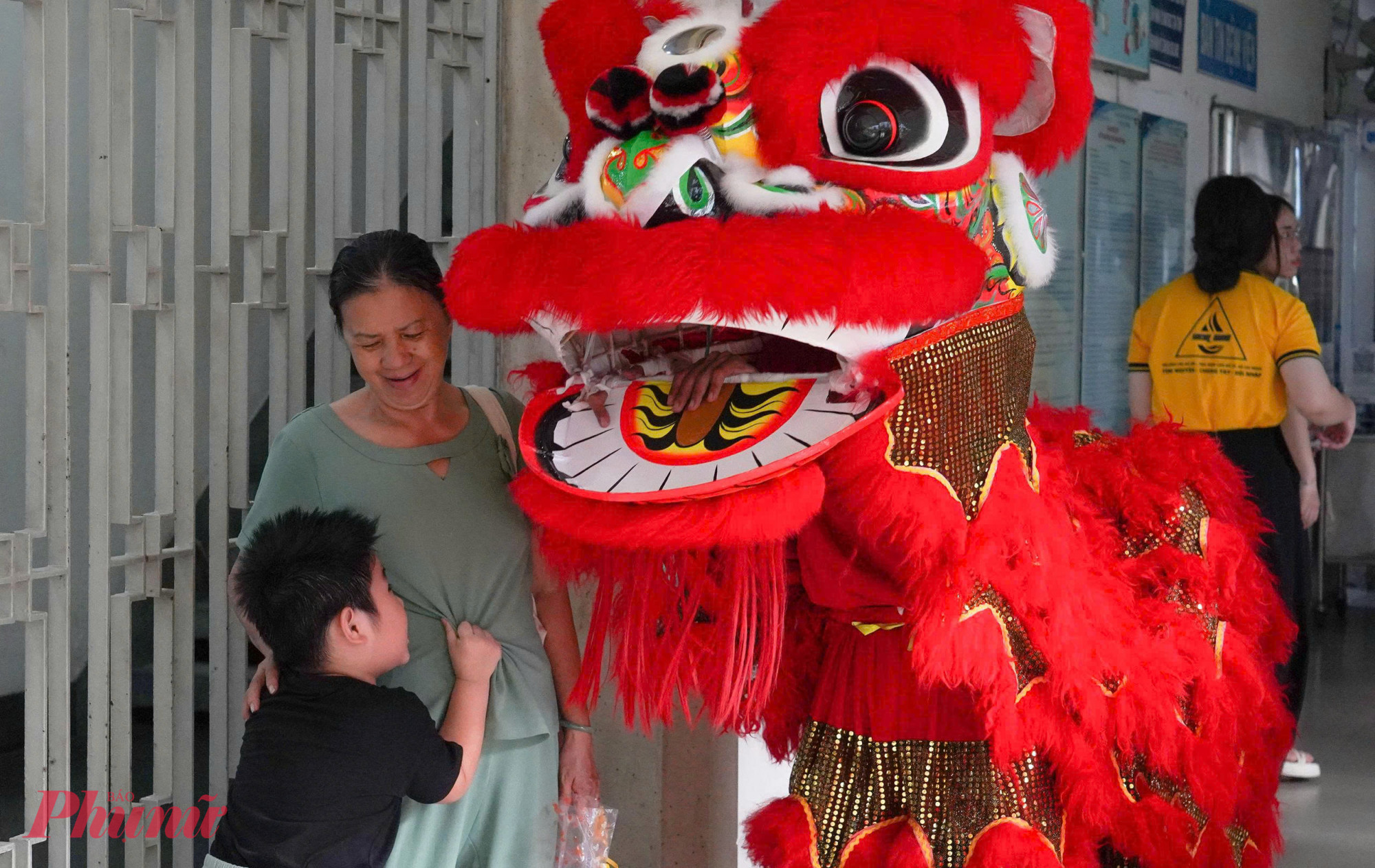 Sau khi biểu diễn, các chú lân đi đến giao lưu cùng bệnh nhi