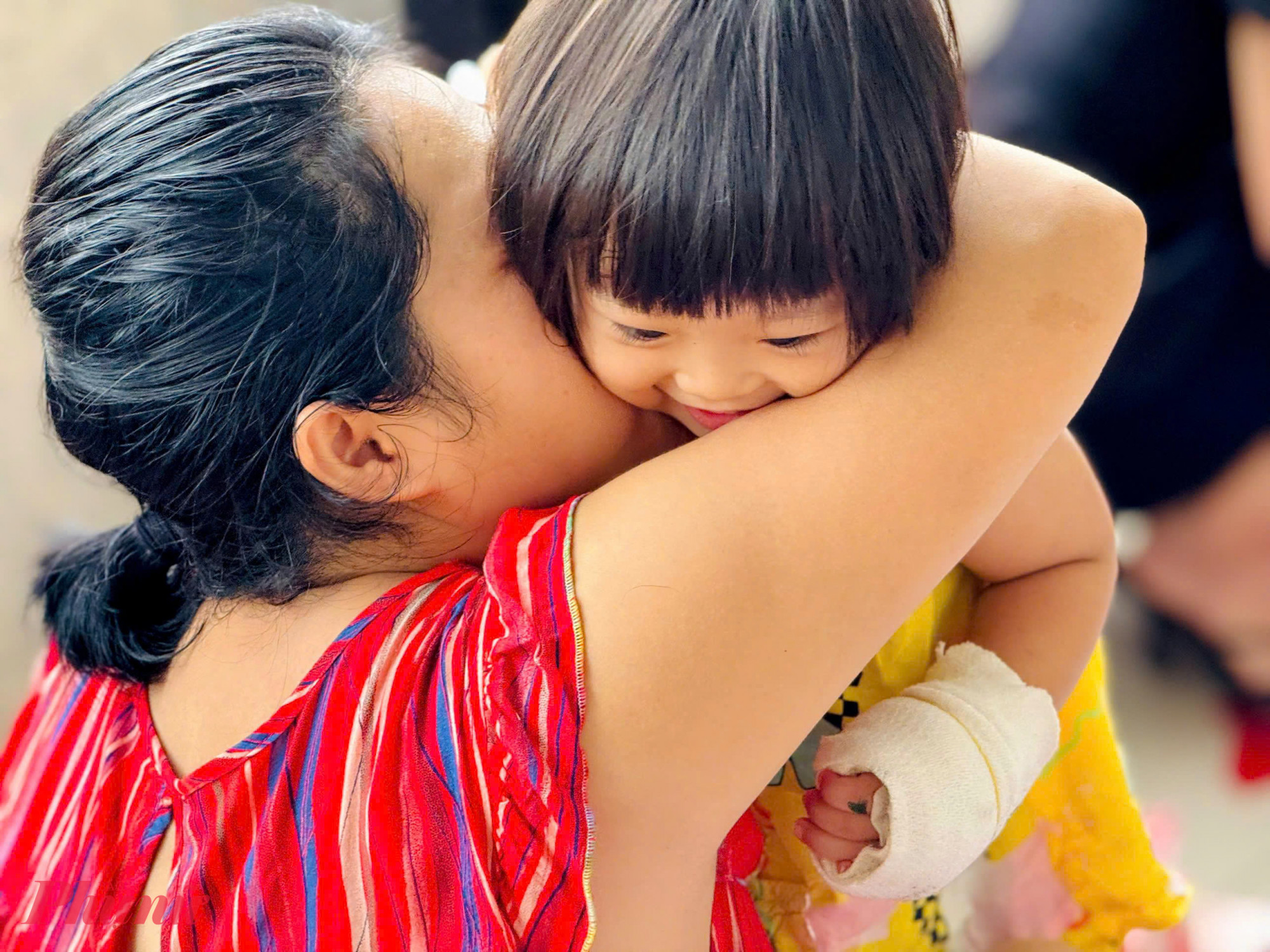 Ánh mắt thơ ngây của các con khiến phụ huynh không khỏi xúc động, mẹ của bệnh nhi cho biết: Từ khi con nhập viện, cả nhà đều rất lo lắng, không có ngày vui trọn vẹn. Hôm nay, nhìn thấy nụ cười của con, tôi cũng vui lây