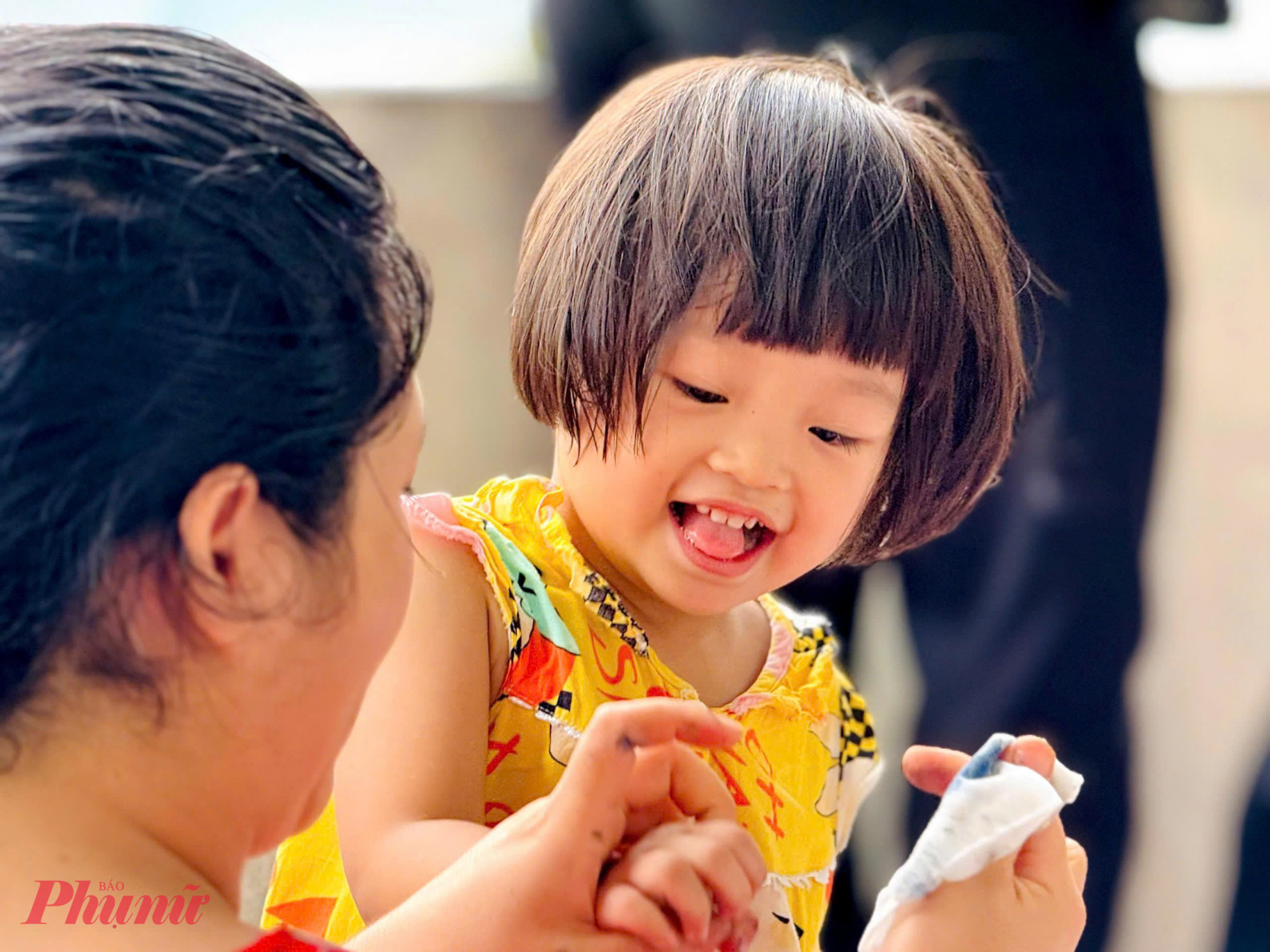 Nụ cười rạng rỡ khi tham gia sáng tác lồng đèn trung thu