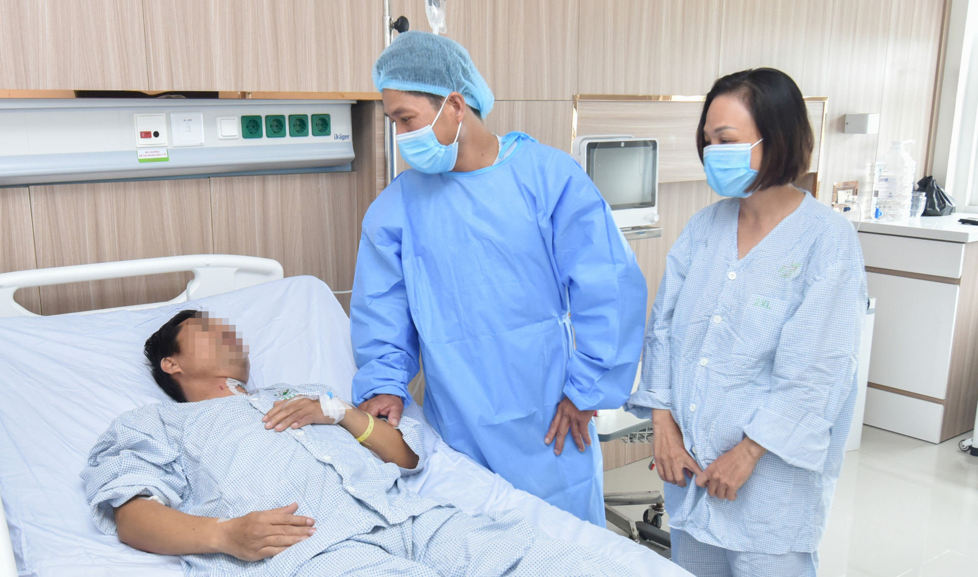 Bác sĩ thăm khám lại cho anh C. sau phẫu thuật