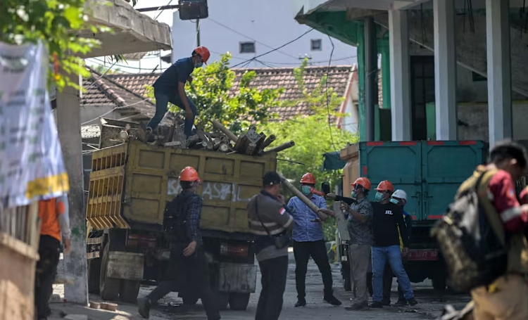 Một phần của trường nội trú nhiều tầng ở thị trấn Sidoarjo đã sập đột ngột vào chiều 29/9 khi các học sinh tụ tập cầu nguyện buổi chiều, khiến lực lượng cứu hộ chạy đua tìm hàng chục người mất tích trong đống đổ nát.