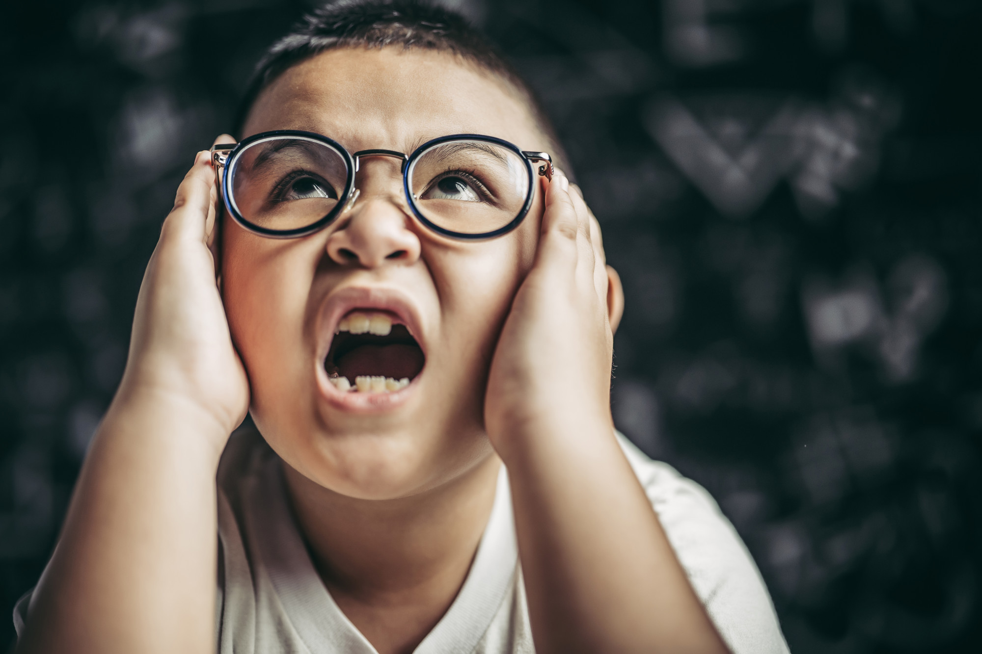 Giúp trẻ kiềm chế cảm xúc tiêu cực: Không can thiệp kịp thời, trẻ có thể trầm cảm Phụ huynh hãy khuyến khích con bộc lộ cảm xúc bằng lời nói thay vì bằng các hành động như la hét đập phá (ảnh Freepik)