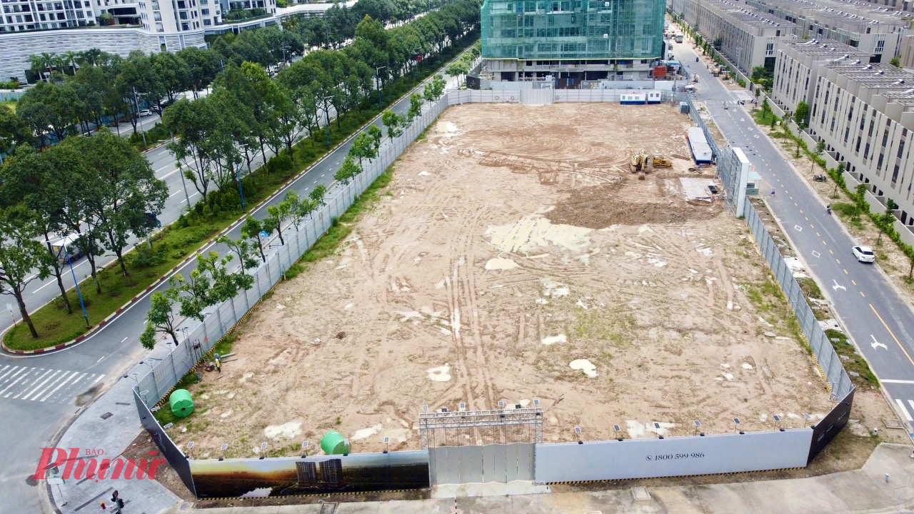 dự án Orchard Gand thuộc Khu đô thị Sycamore, phường Bình Dương, TPHCM, hiện trạng dự án đang chỉ là bãi đất trống, bên trong chưa xây dựng hạng mục nào, chỉ quây tôn quảng cáo. Nhưng đã quảng cáo rầm rộ,