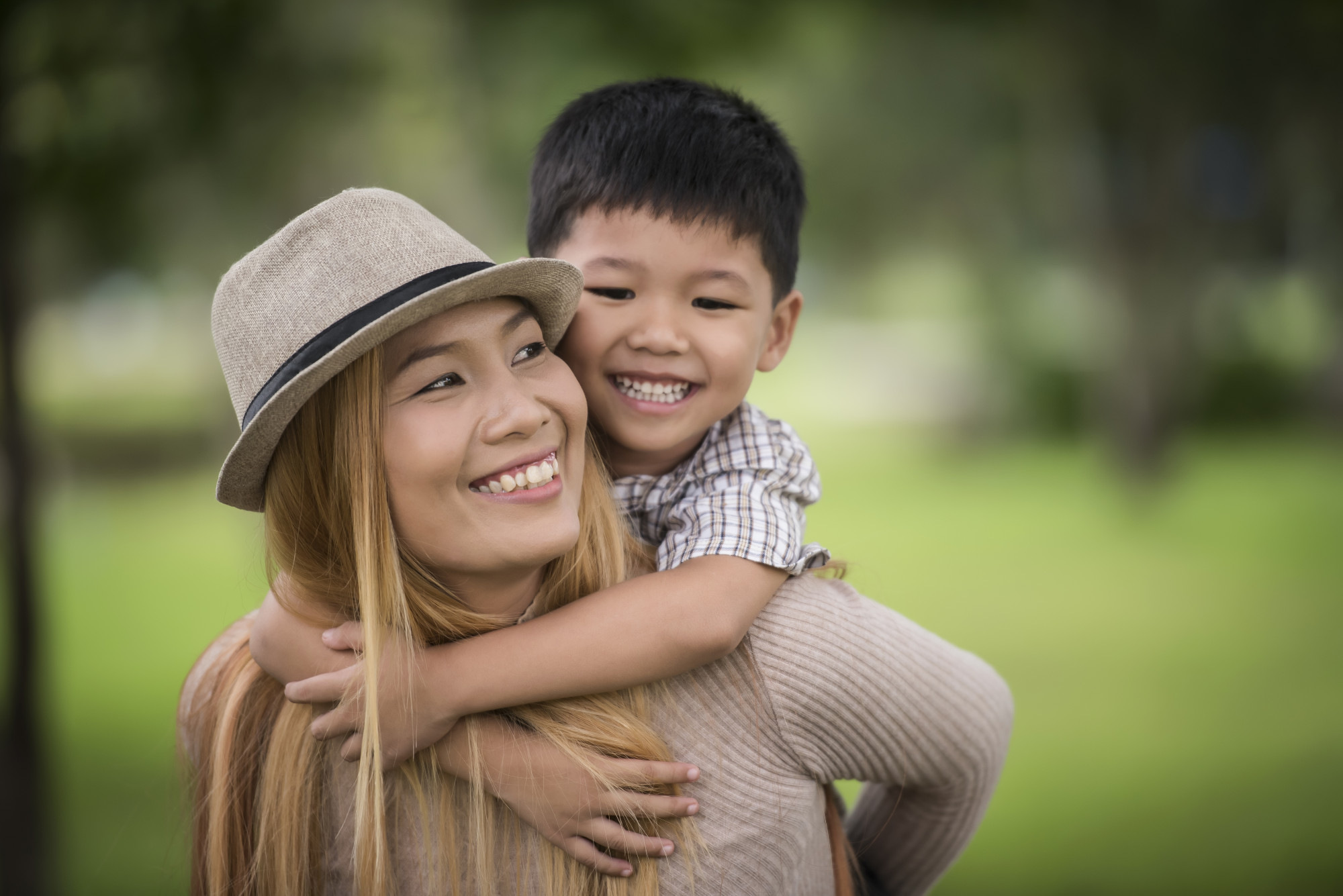 Mẹ con hạnh phúc khi tìm ra cách giải phóng năng lương lượng tiêu cực. Ảnh minh họa: Freepik