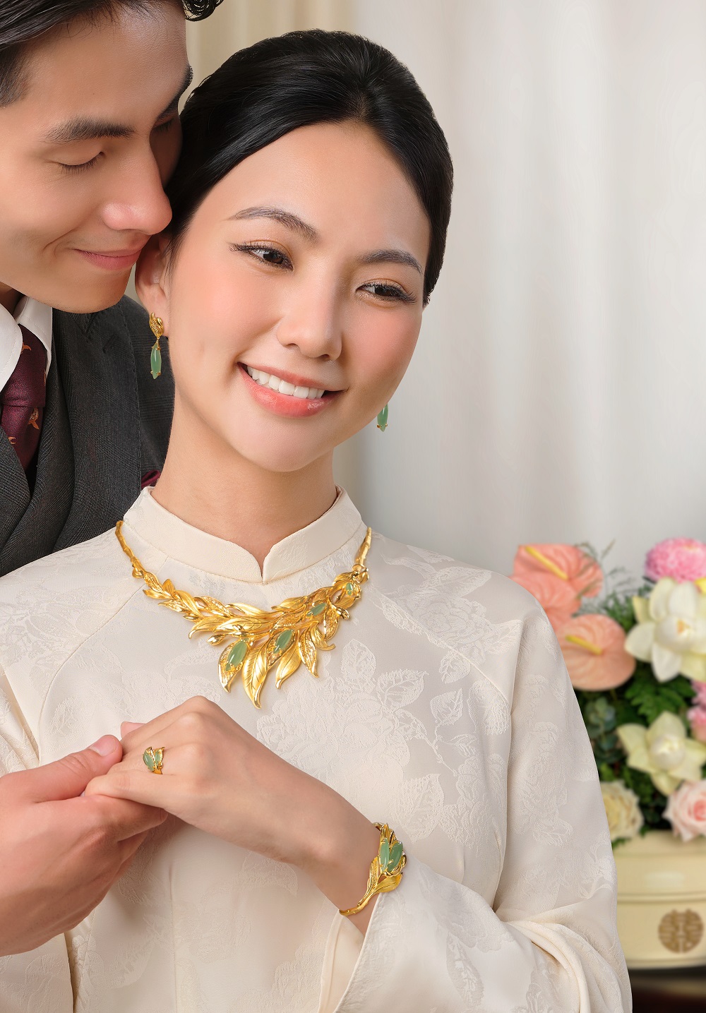 Cao quý như “lá ngọc cành vàng”, nàng dâu rạng rỡ giữa tình thương yêu và sự trân trọng của đôi bên gia đình trên hành trình xây dựng tổ ấm - Ảnh: PNJ