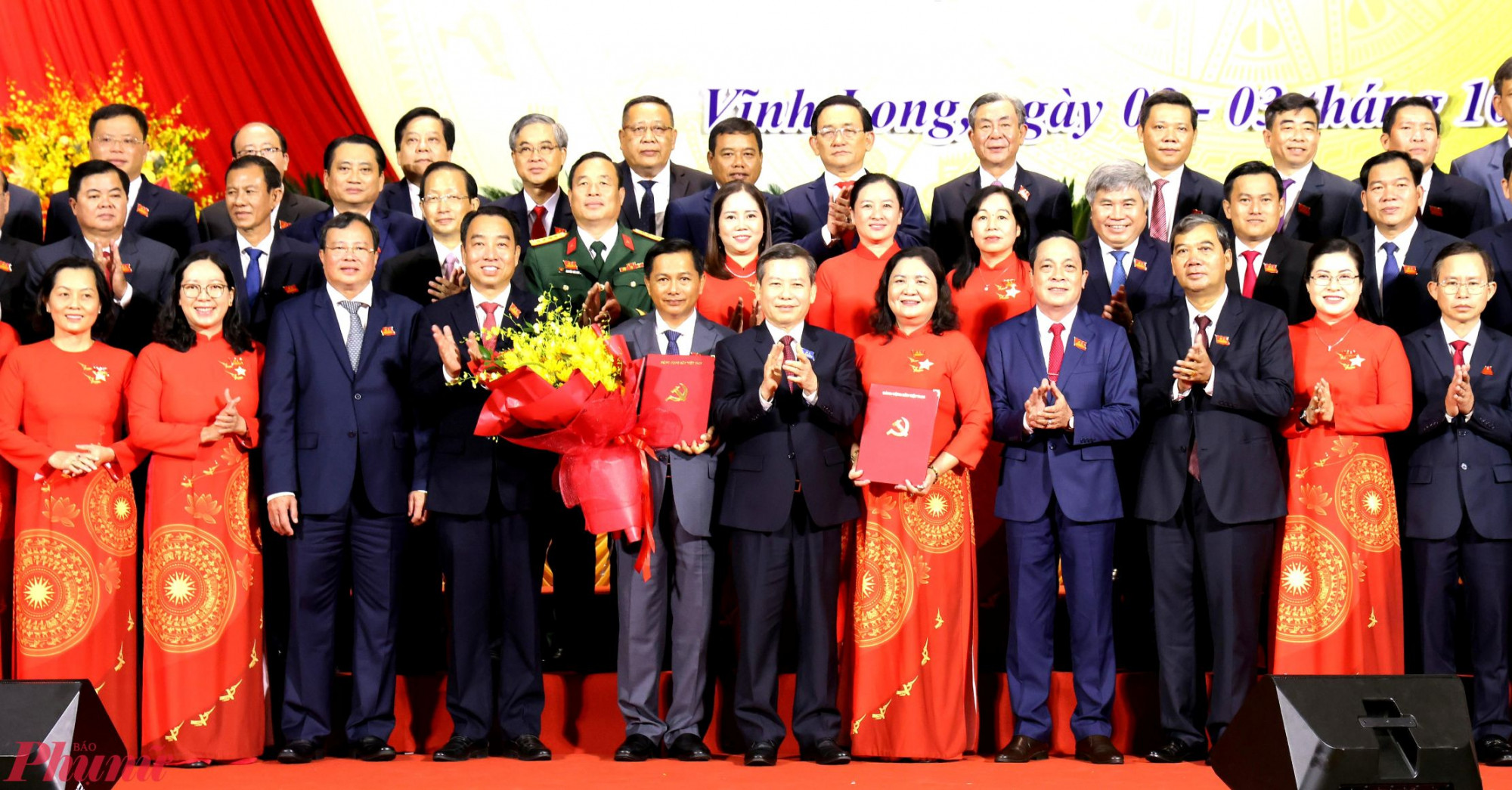 Ông Lê Minh Trí - Bí thư Trung ương Đảng, Chánh án Tòa án nhân dân tối cao, trao quyết định cho ông Trần Văn Lâu. Ảnh: CTV