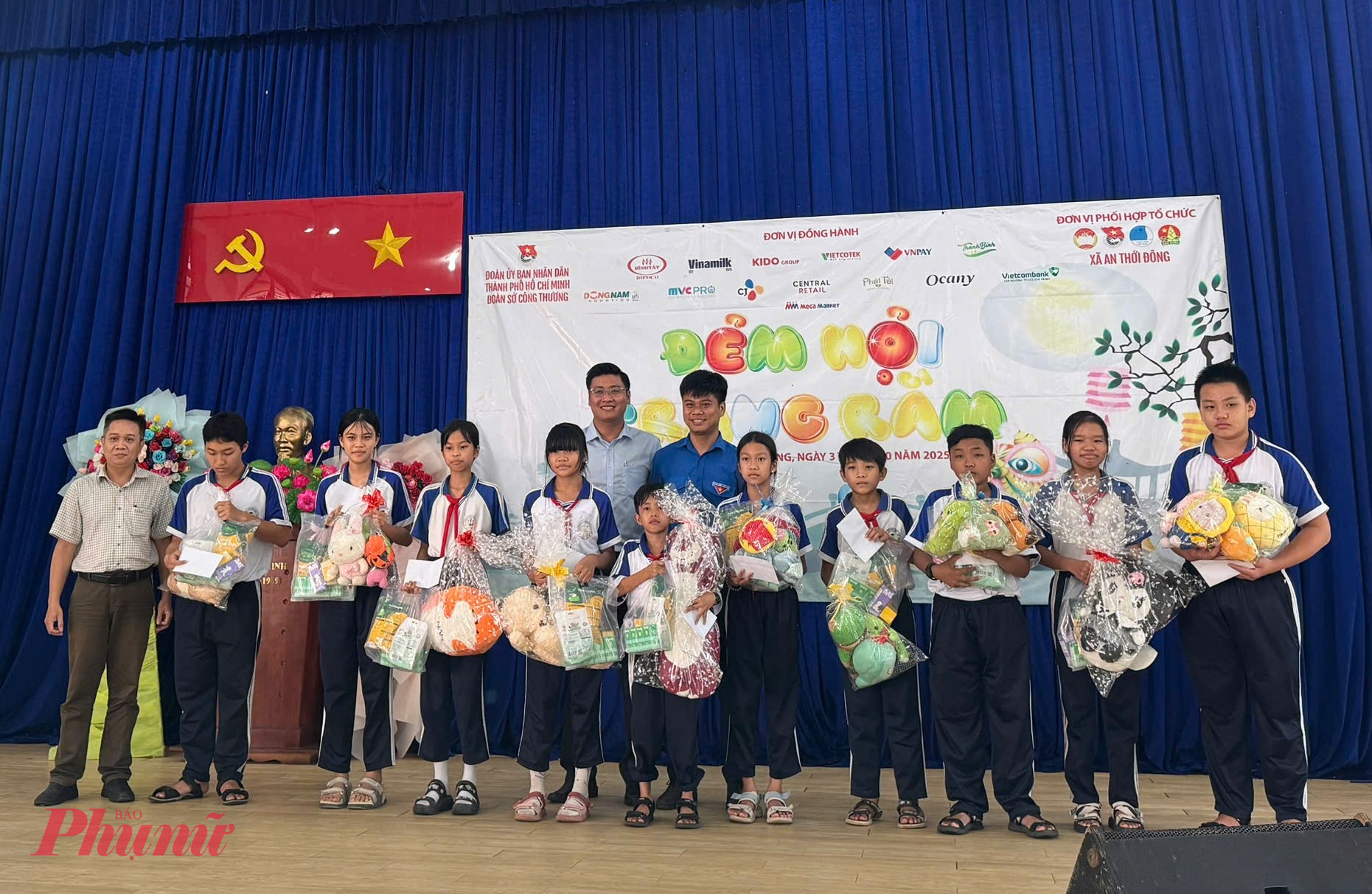 Đại diện ban tổ chức trao quà Trung thu cho thiếu nhi có hoàn cảnh khó khăn tại xã An Thới Đông