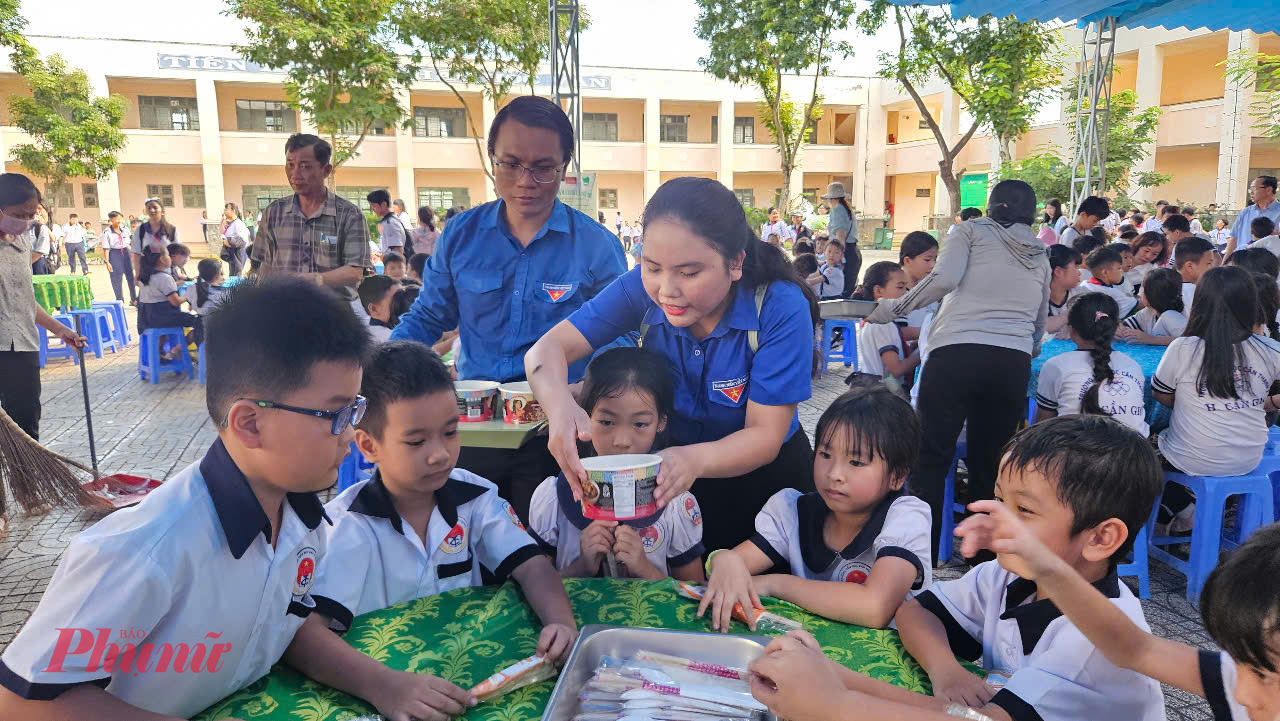 Bữa ăn giản dị nhưng ấm áp tình thương dành cho các em nhỏ Cần Giờ