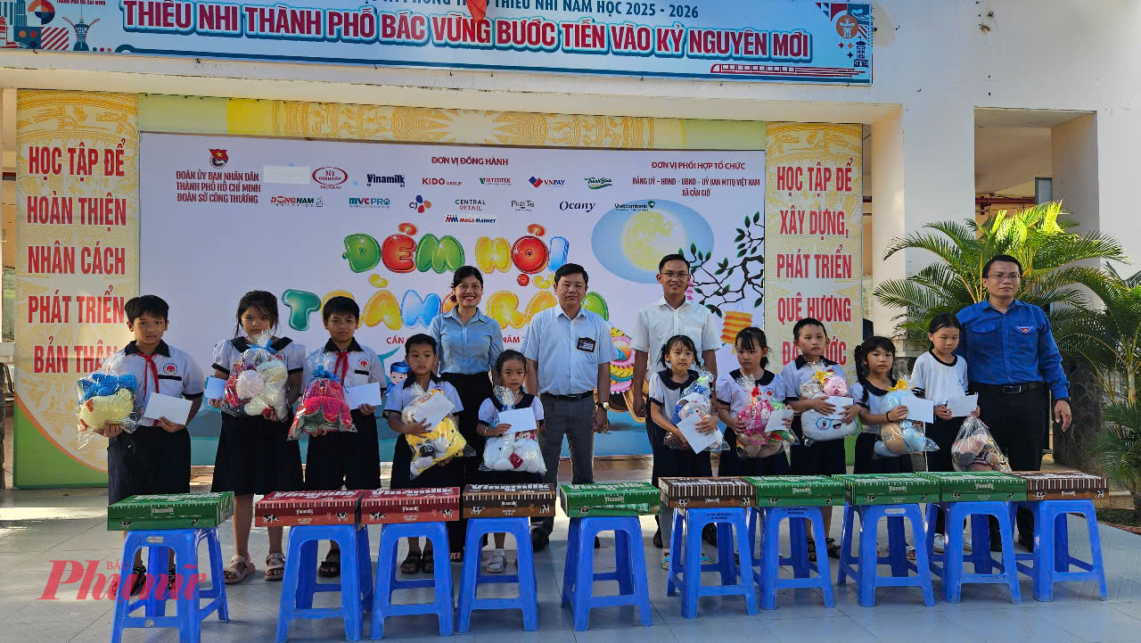 Đại diện ban tổ chức trao quà Trung thu cho thiếu nhi tại Cần Giờ