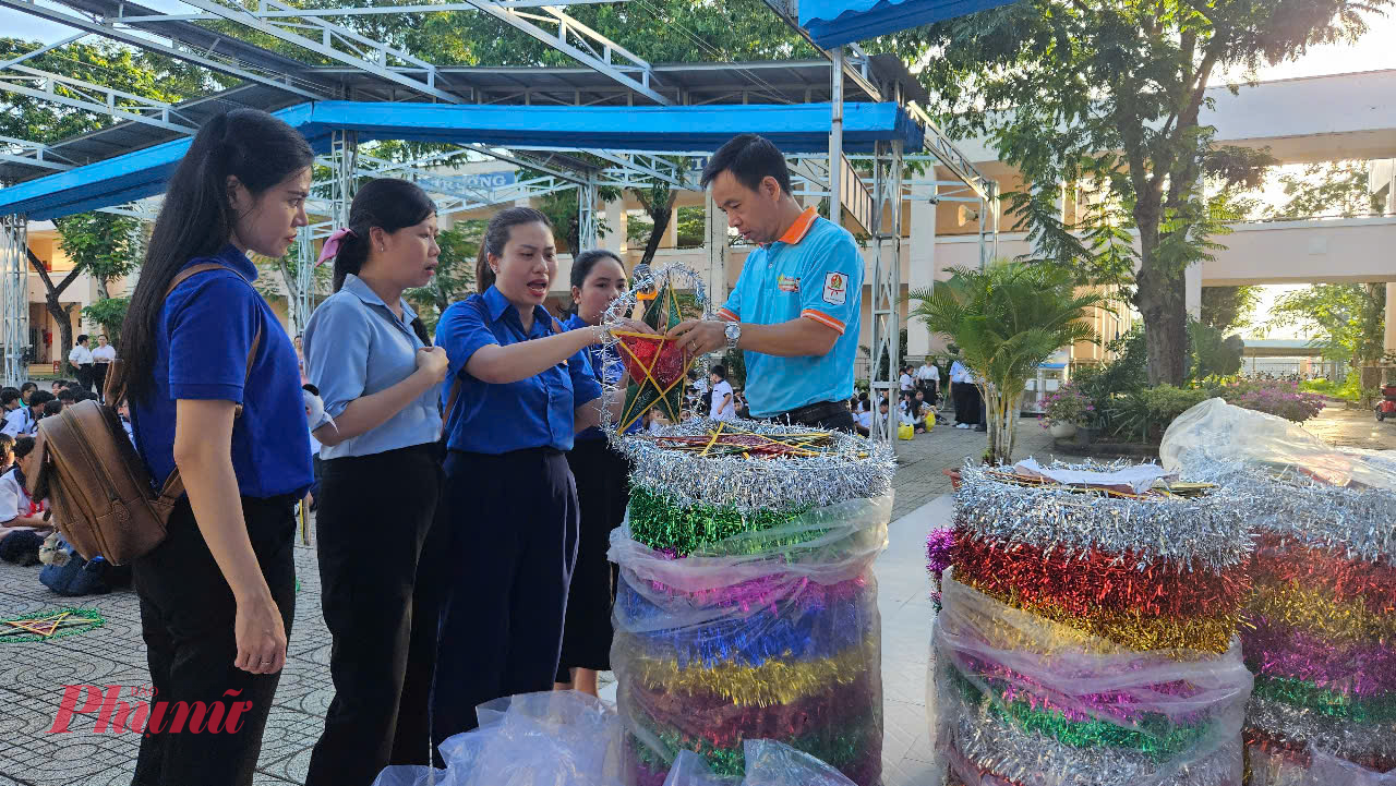 Đoàn viên, thanh niên chuẩn bị lồng đèn để trao tặng cho thiếu nhi
