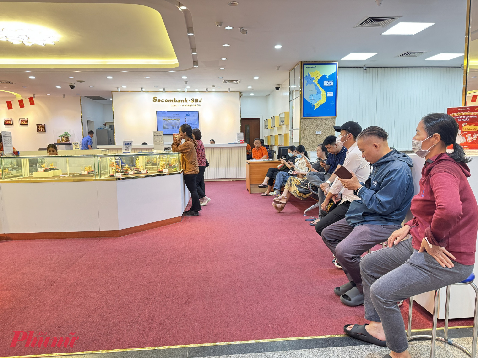 Đầu giờ chiều ngày 3/10, tại phòng giao dịch Sacombank Nam Kỳ Khởi Nghĩa, chúng tôi thấy có khoảng 10 người đang ngồi xếp hàng chờ đến lượt giao dịch 