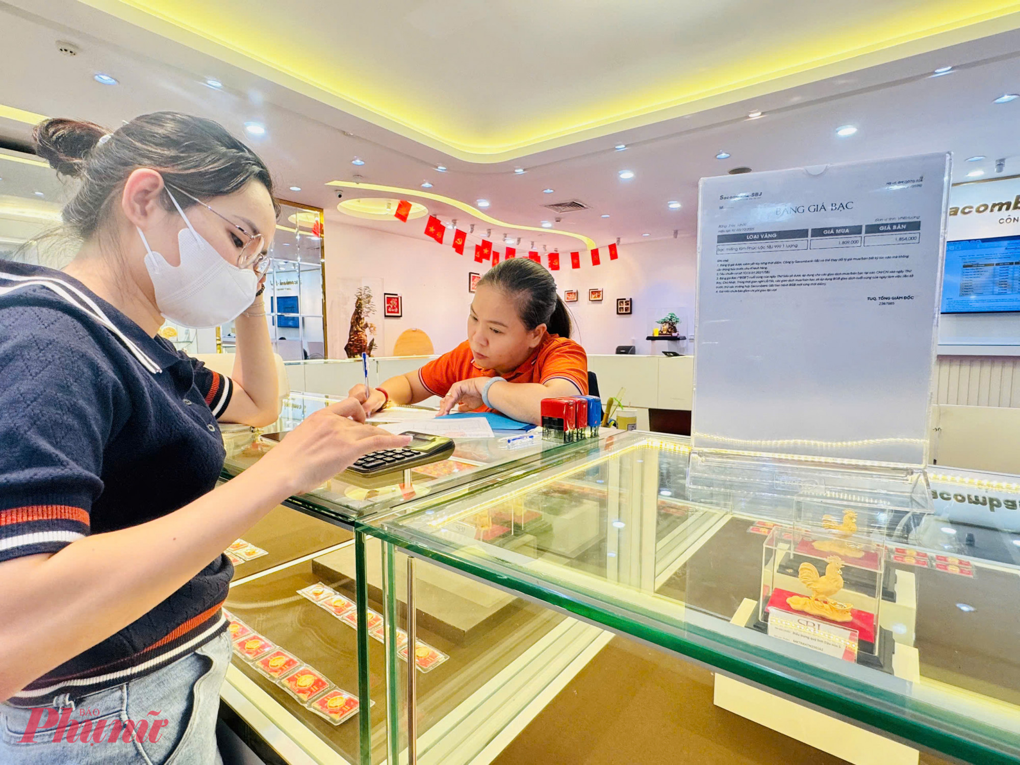 Trong chiều ngày 3/10, giá bạc được Sacombank niêm yết mua – bán là 1.827.000 – 1.872.000 đồng/lượng 