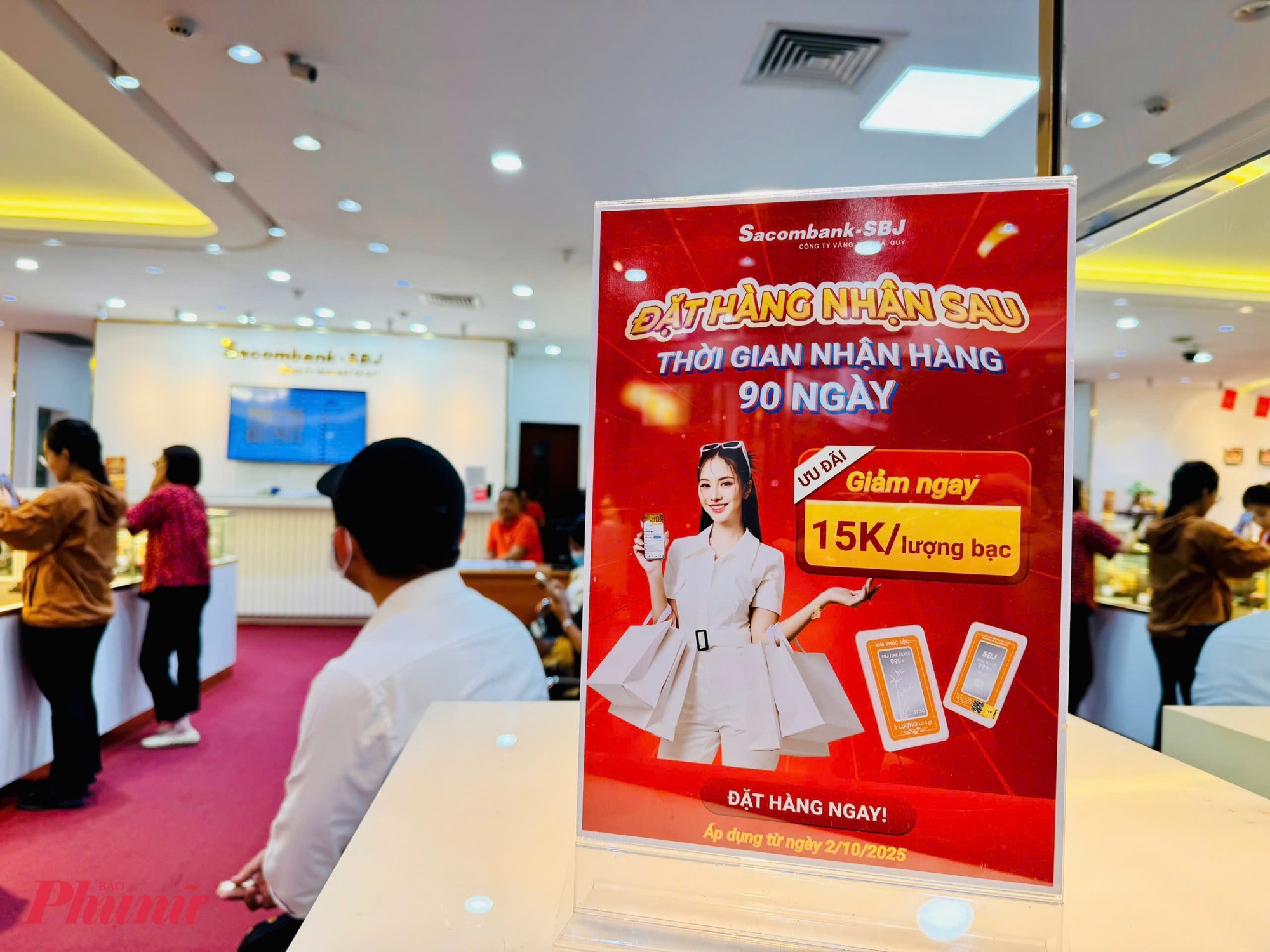 Nhân viên cho biết, do lượng khách mua bạc những ngày qua quá đông nên cửa hàng đã hết hàng từ vài ngày trước. Vào thời điểm cao điểm, mỗi khách hàng chỉ được mua một lượng bạc giới hạn. Hiện tại, nếu muốn mua, khách phải đăng ký và chờ đến 3 tháng sau mới có hàng. 