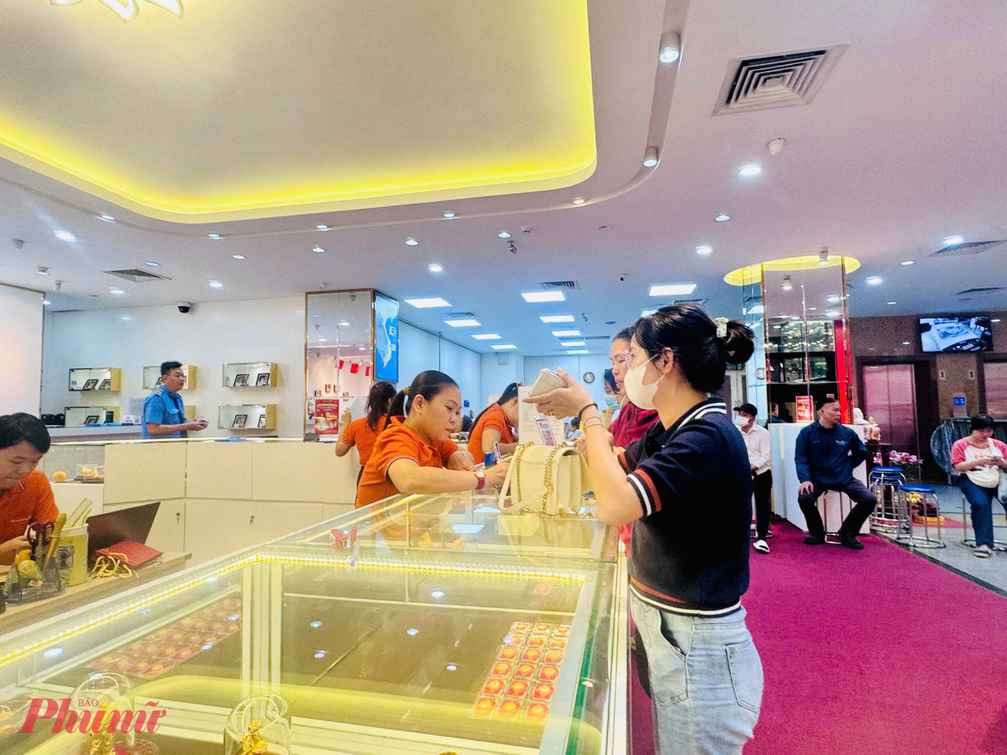Trong khoảng 10 người này thì có 5 người đang ngồi chờ mua bạc, còn lại là ngồi chờ mua các sản phẩm vàng trang sức. 