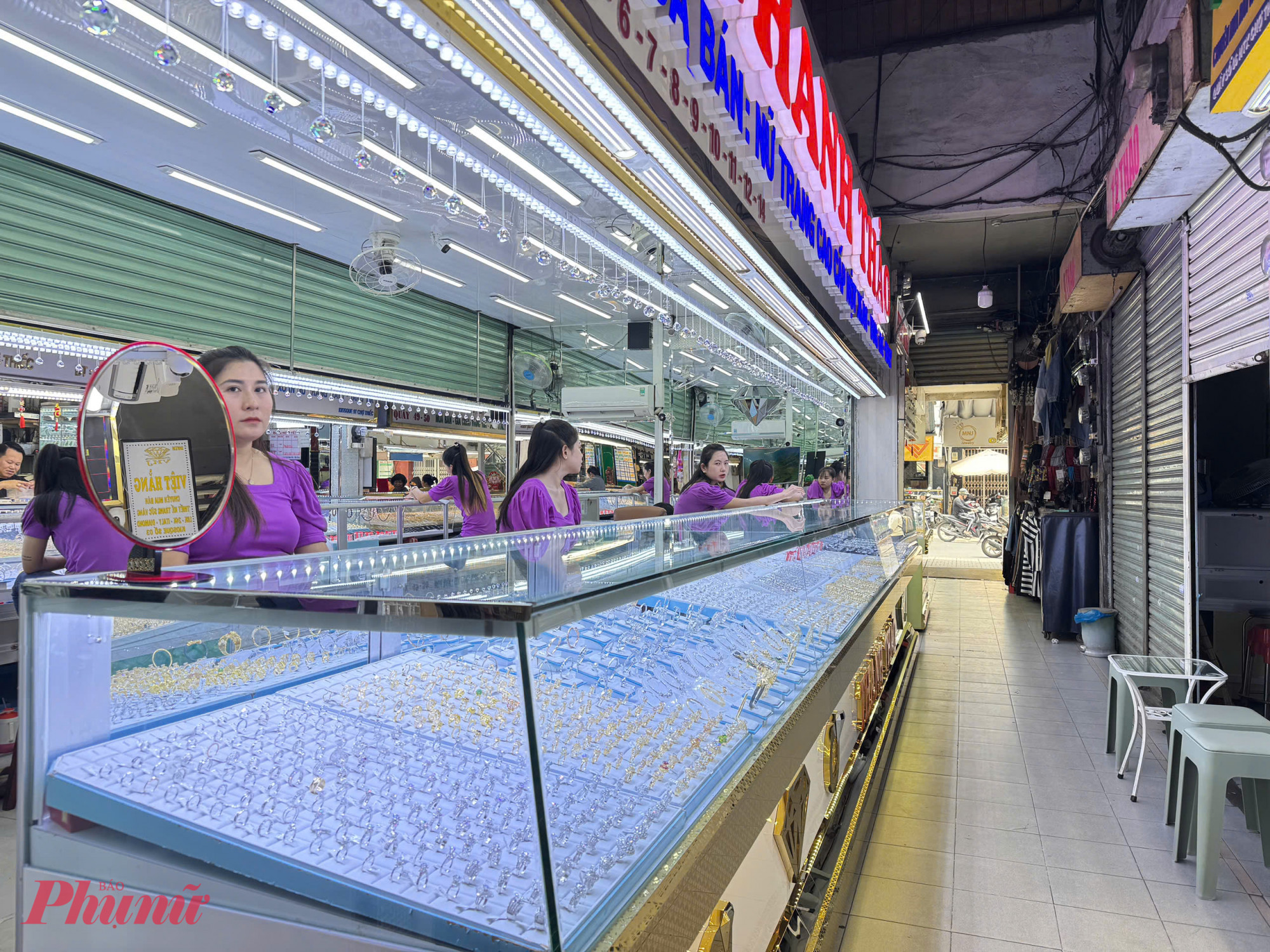 Tại khu Chợ Thiếc, có sạp niêm yết giá bạc là 195.000 đồng/chỉ, tương đương 1.950.000 đồng/lượng, song lượng khách rất vắng