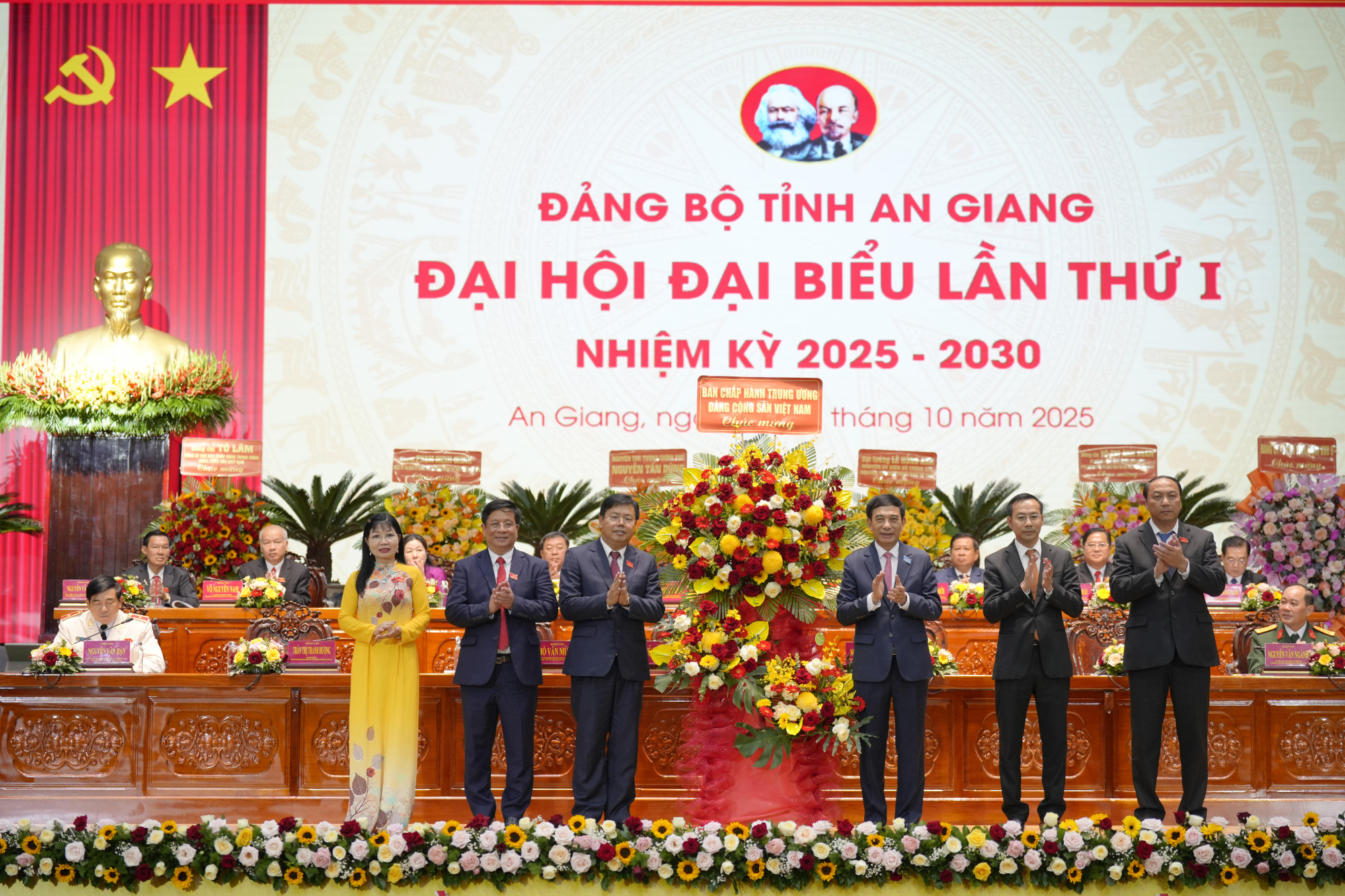 Đại tướng Phan Văn Giang tặng hoa cho Bí thư và các Phó bí thư Tỉnh ủy An Giang - Ảnh BTC
