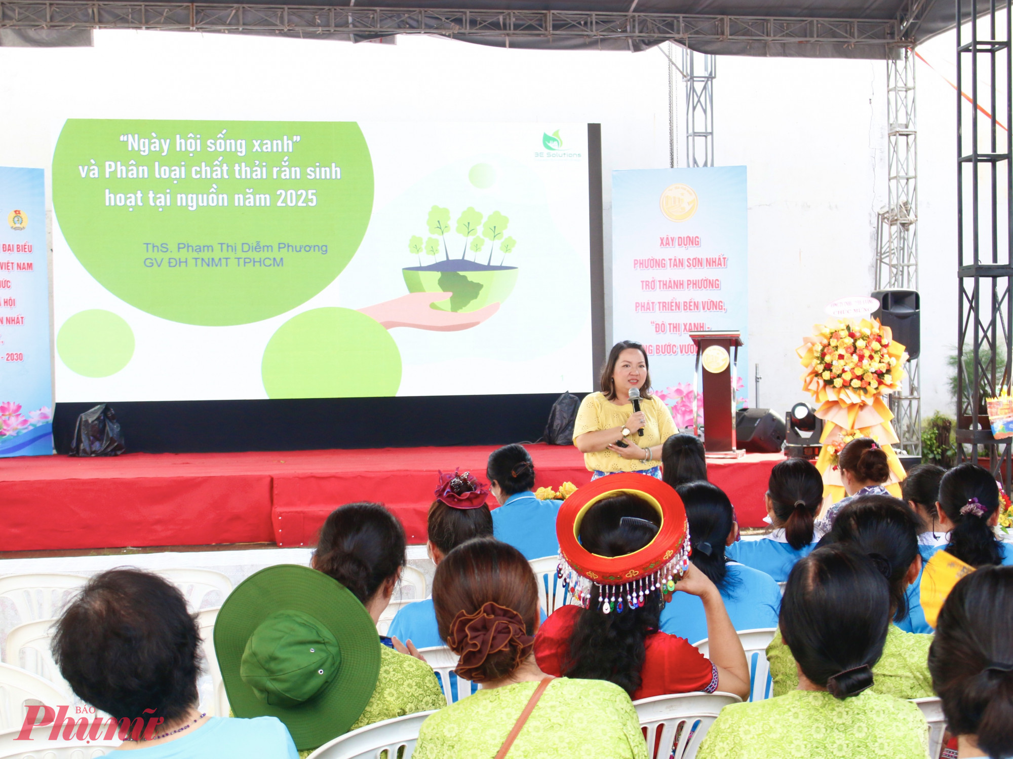 Thạc sĩ Nguyễn Thị Diễm Phương – Giảng viên Trường Đại học Tài nguyên môi trường TPHCM tuyên truyền về tác hại của rác thải đối với môi trường và hướng dẫn cách phân loại rác thải tại nguồn.