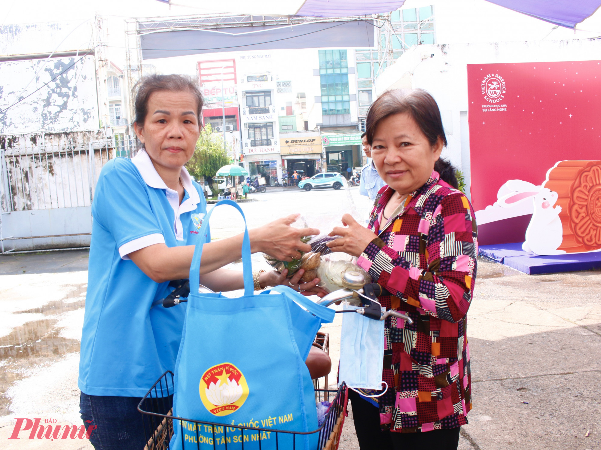  Người dân phấn khởi nhận quà chăm lo