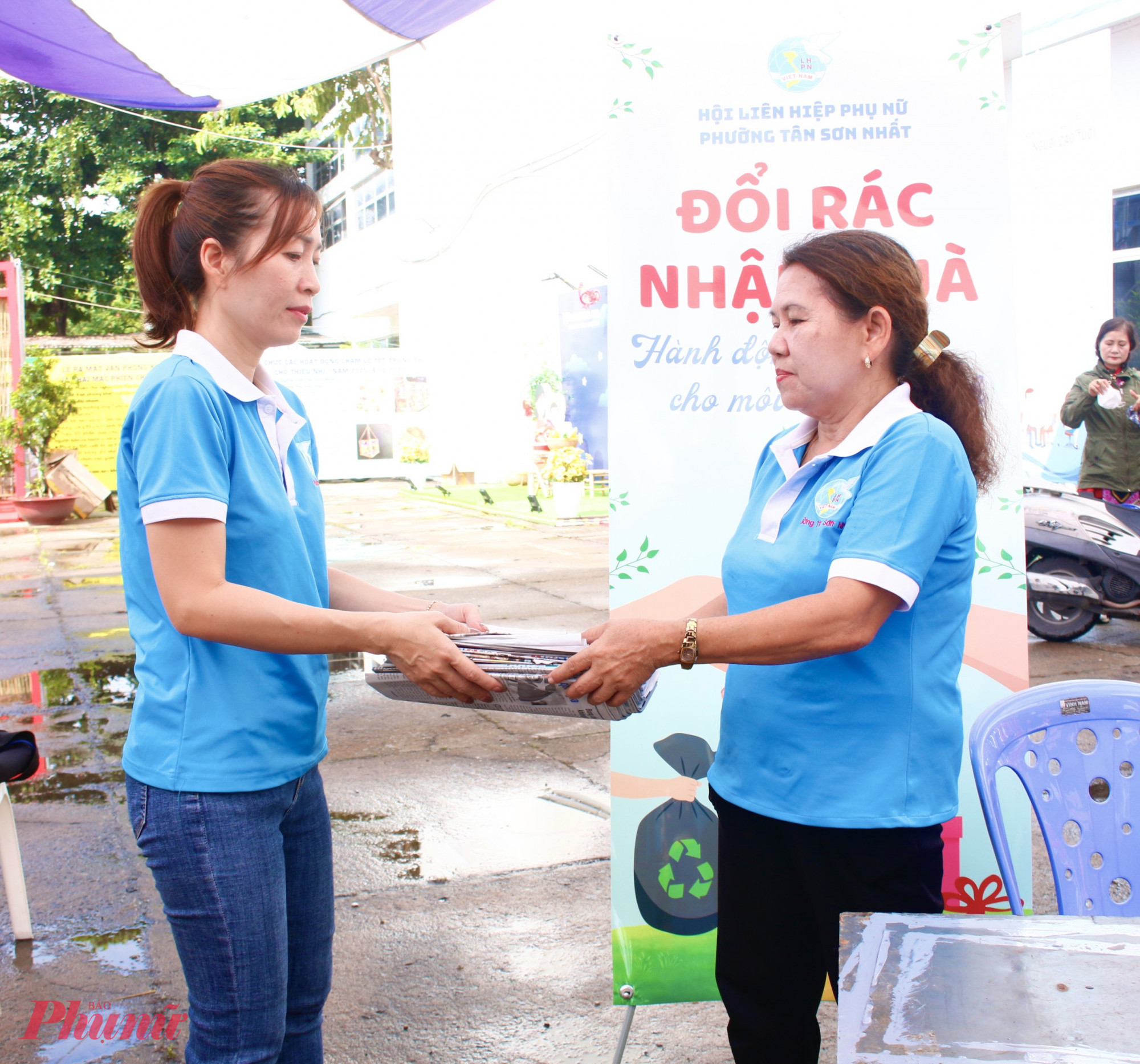 Các gian hàng đổi rác thải nhựa lấy quà