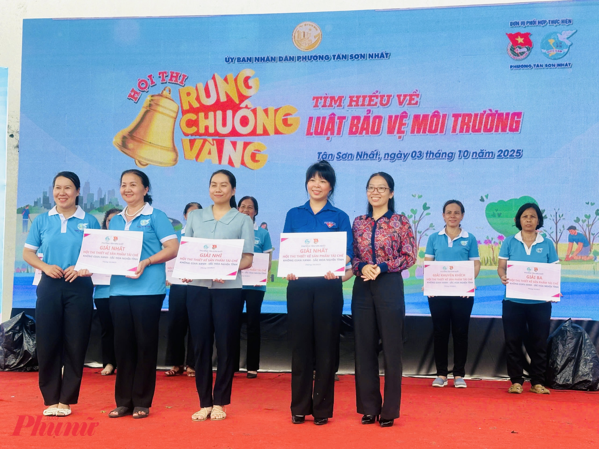 Ngoài ra, Ban tổ chức còn trao hội thi thiết kế sản phẩm tái chế chủ đề Không gian xanh - sắc hoa nghĩa tình