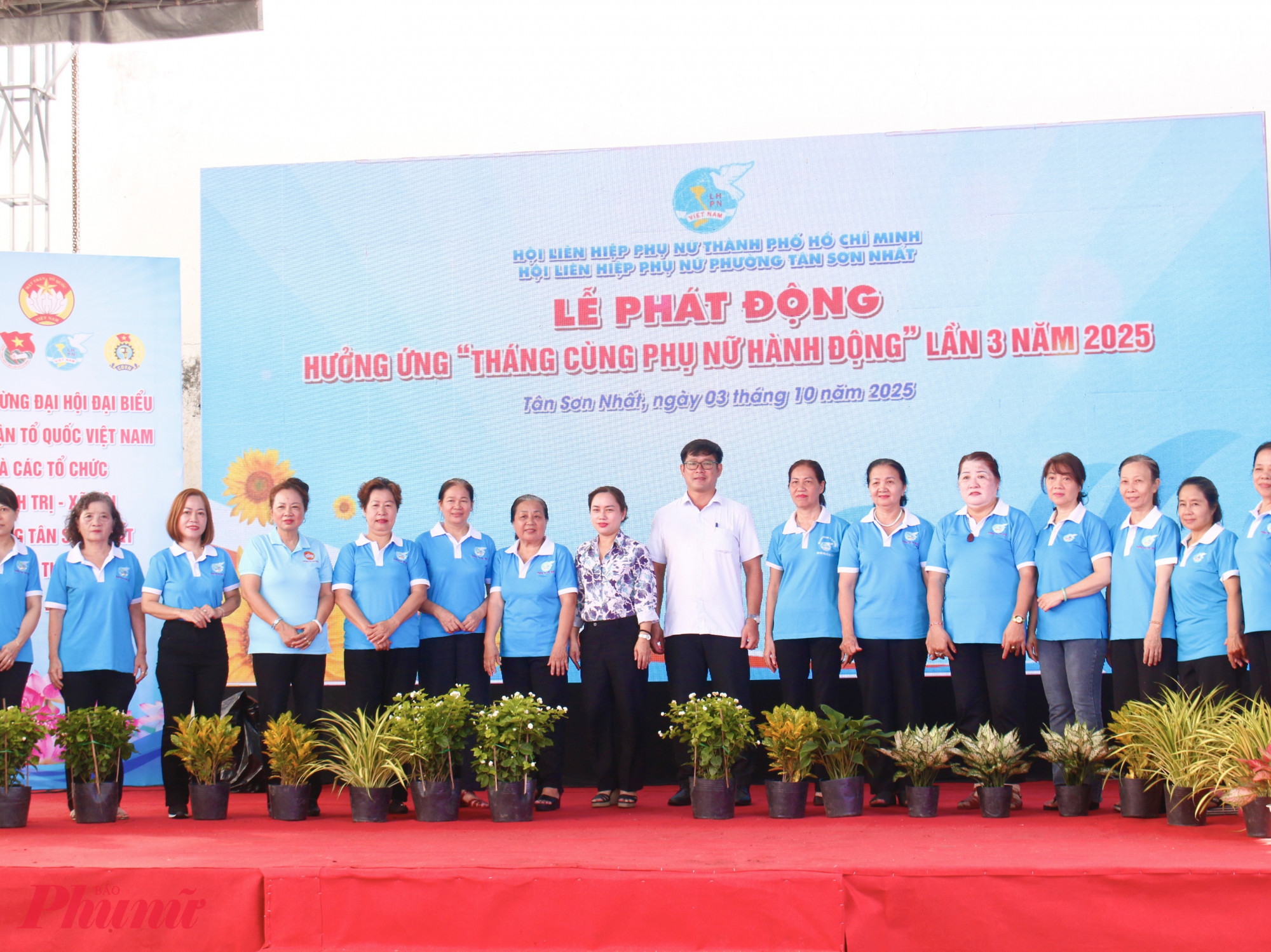 Bà  Ngô Thị Thuỳ Trang - Phó chủ tịch HĐND phường Tân Sơn Nhất và ông Đinh Trần Thanh Tâm  - Chủ tịch Ủy ban MTTQ Việt Nam phường Tân Sơn Nhất trao tặng cây xanh các chi hội và những cây xanh này sẽ thực hiện công trình “Không gian xanh - sắc hoa nghĩa tình” tại số 446 Hoàn Văn Thụ nhằm hưởng ứng phong trào “Thành phố muôn sắc hoa”. 