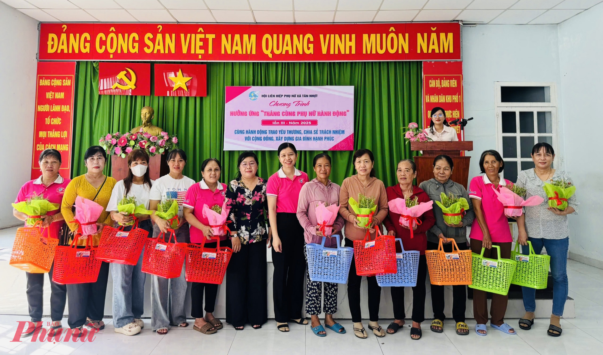 Bà Hứa Thị Phương Hồng - Chủ tịch Uỷ ban MTTQ Việt Nam xã Tân Nhựt và bà Nguyễn Thị Ngọc Hạnh – Chủ tịch Hội LHPN xã Tân Nhựt trao giỏ đi chợ và cây xanh đến hội viên phụ nữ