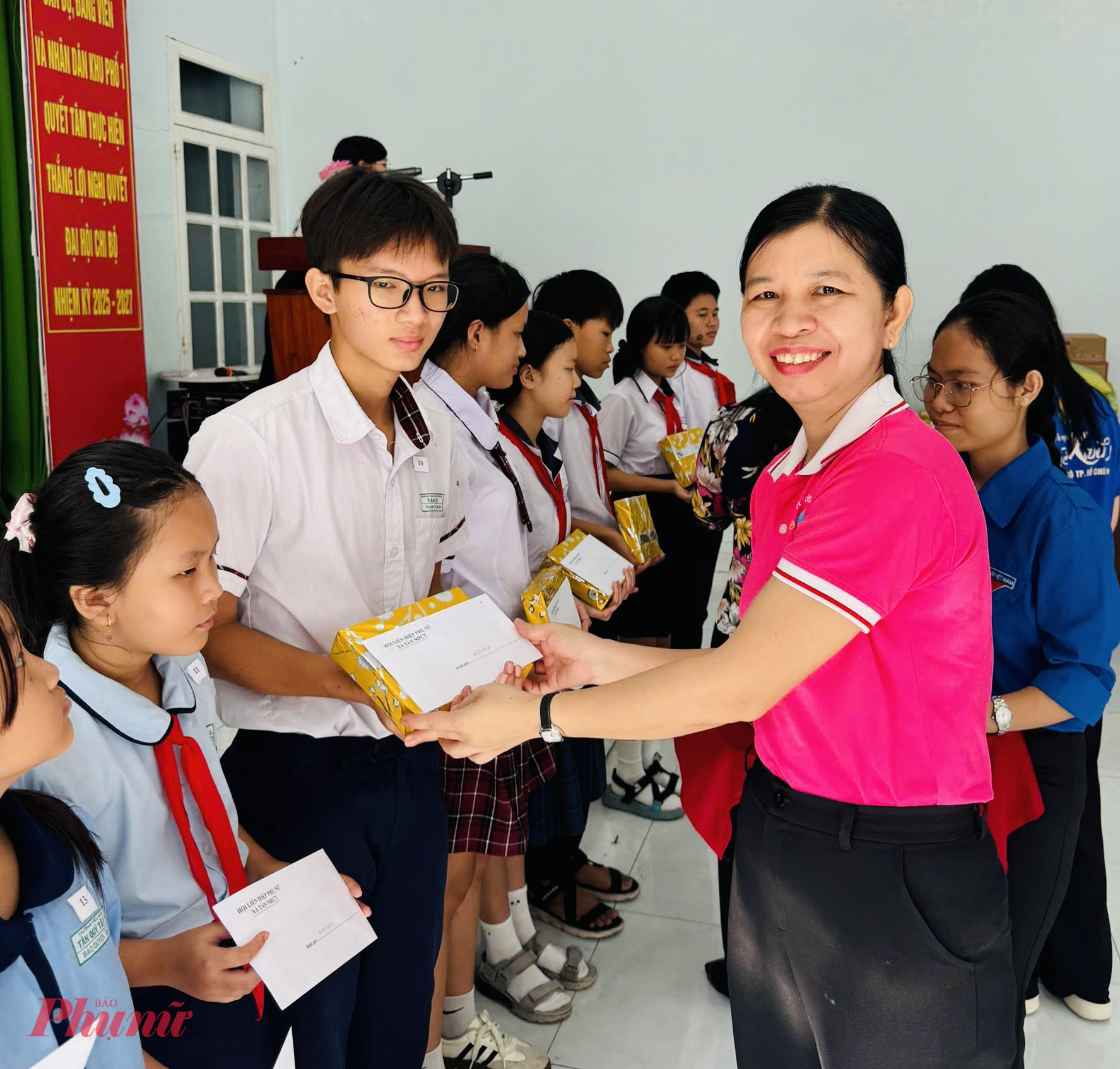 Bà Nguyễn Thị Ngọc Hạnh – Chủ tịch Hội LHPN xã Tân Nhựt trao học bổng đến con em hội viên phụ nữ khó khăn